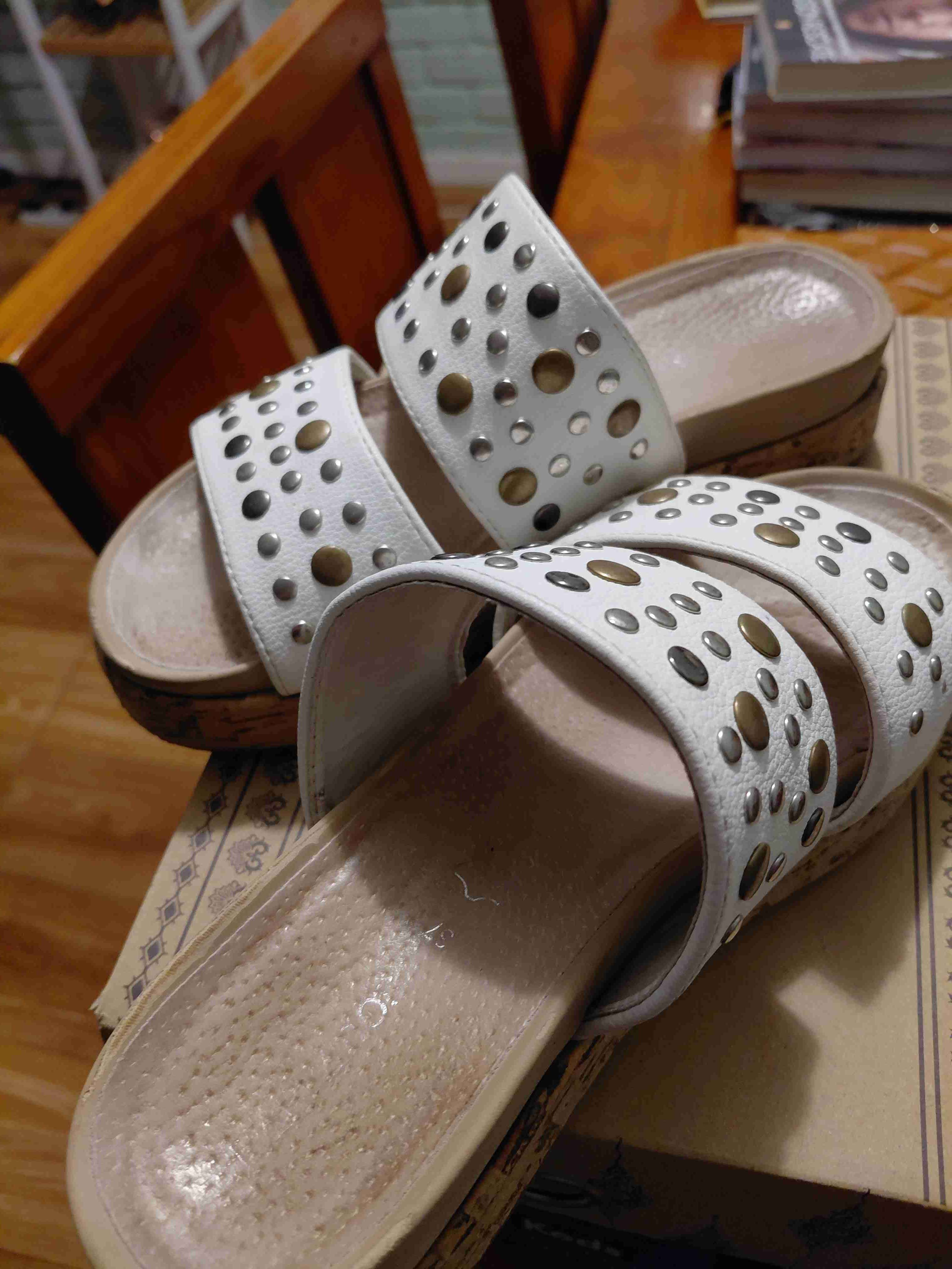 Sandalias blancas con tachas