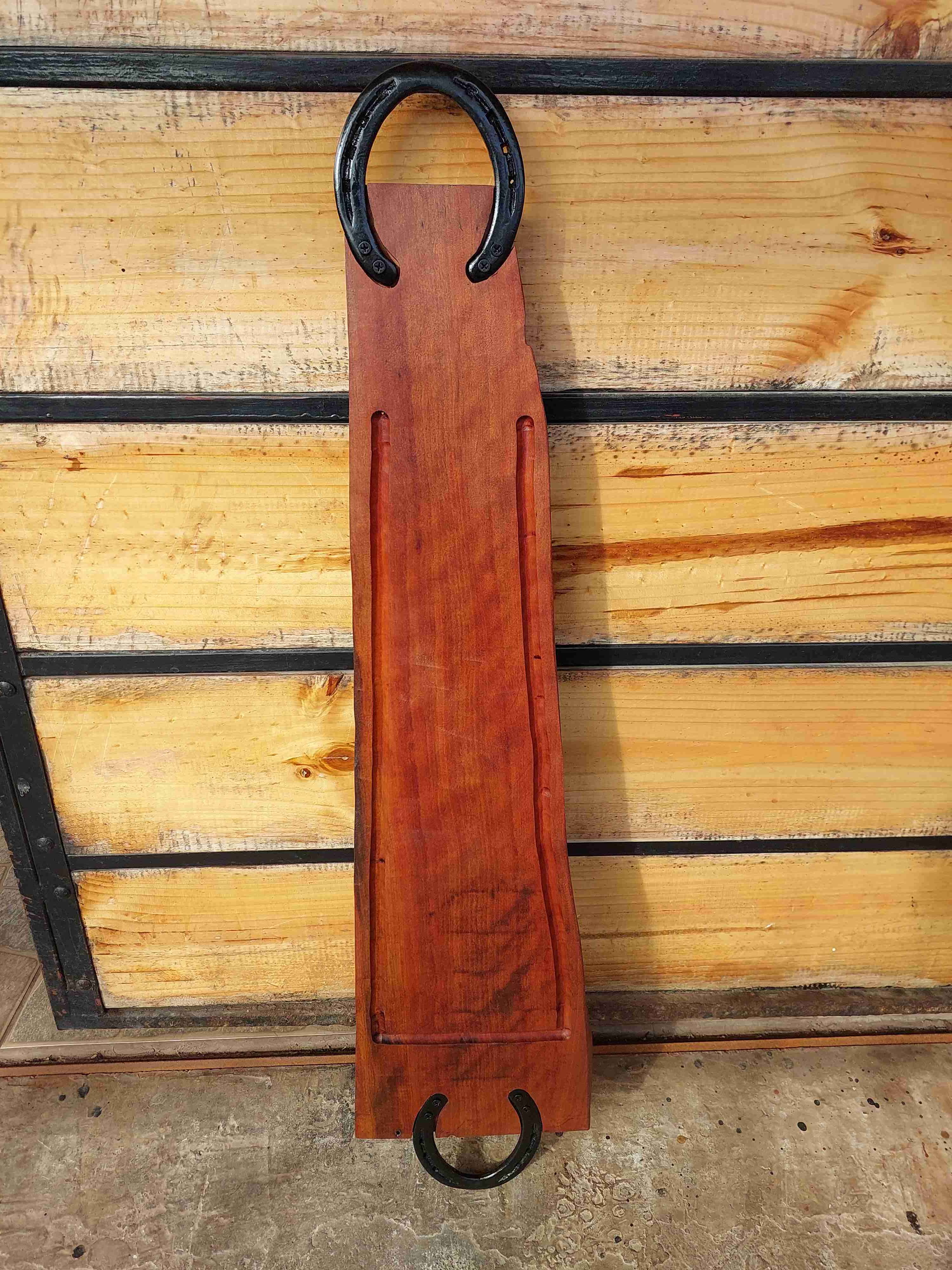 Tabla de roble asado con herraduras