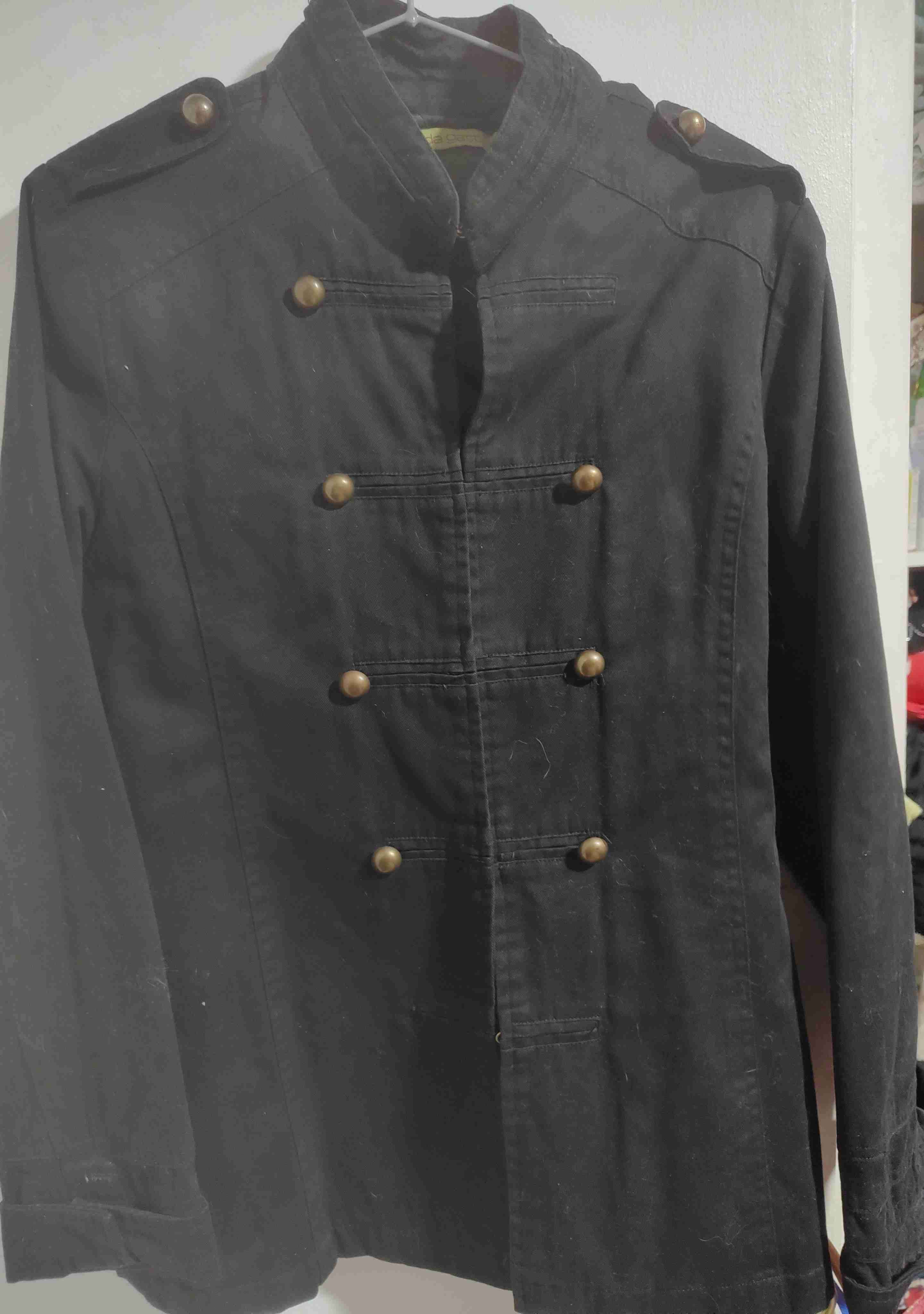 Chaqueta negra con botones dorados