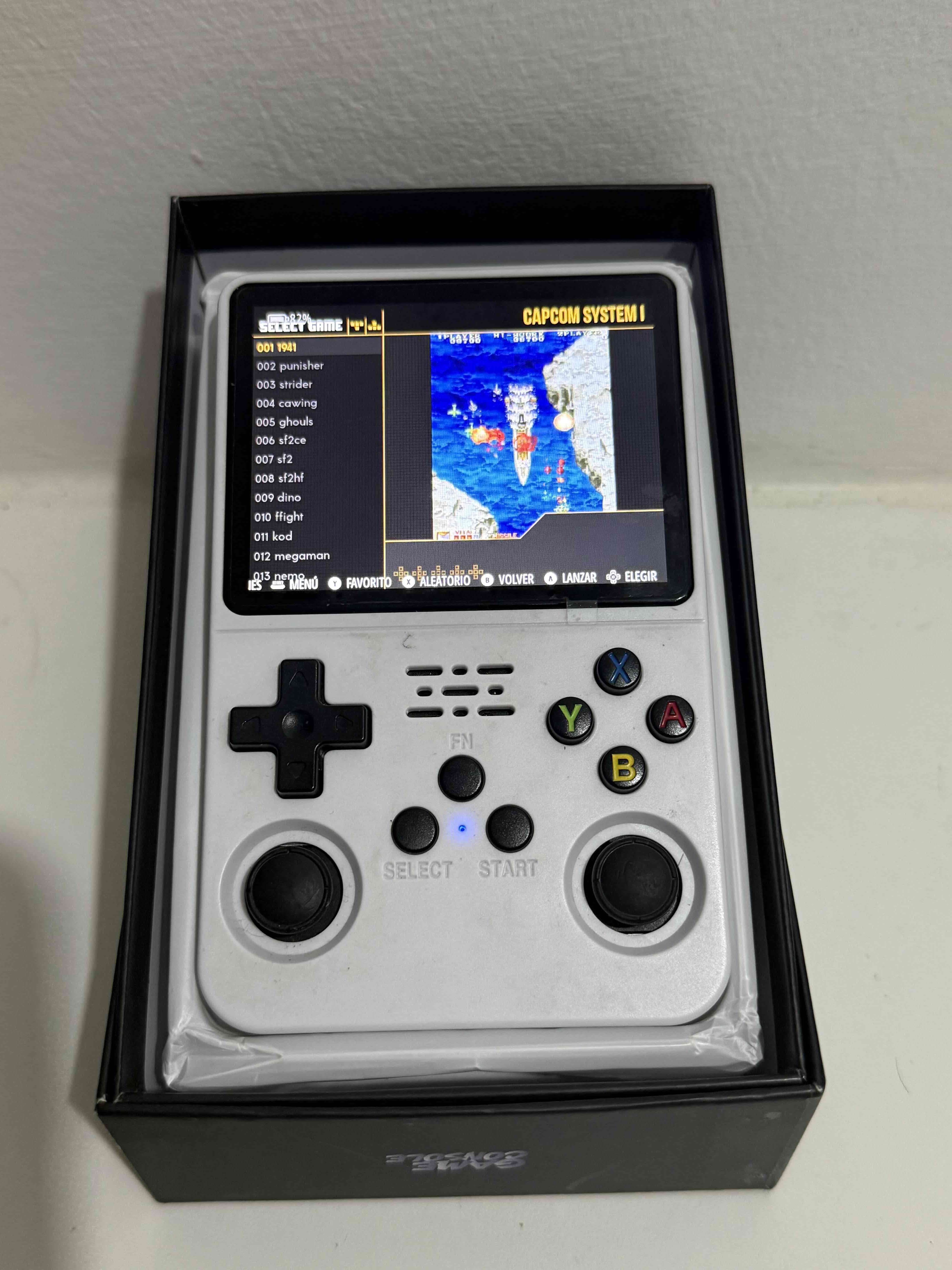 Consola portátil blanca para juegos retro