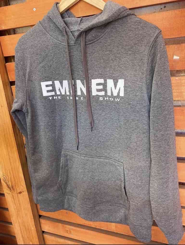 Polerón gris con capucha de Eminem