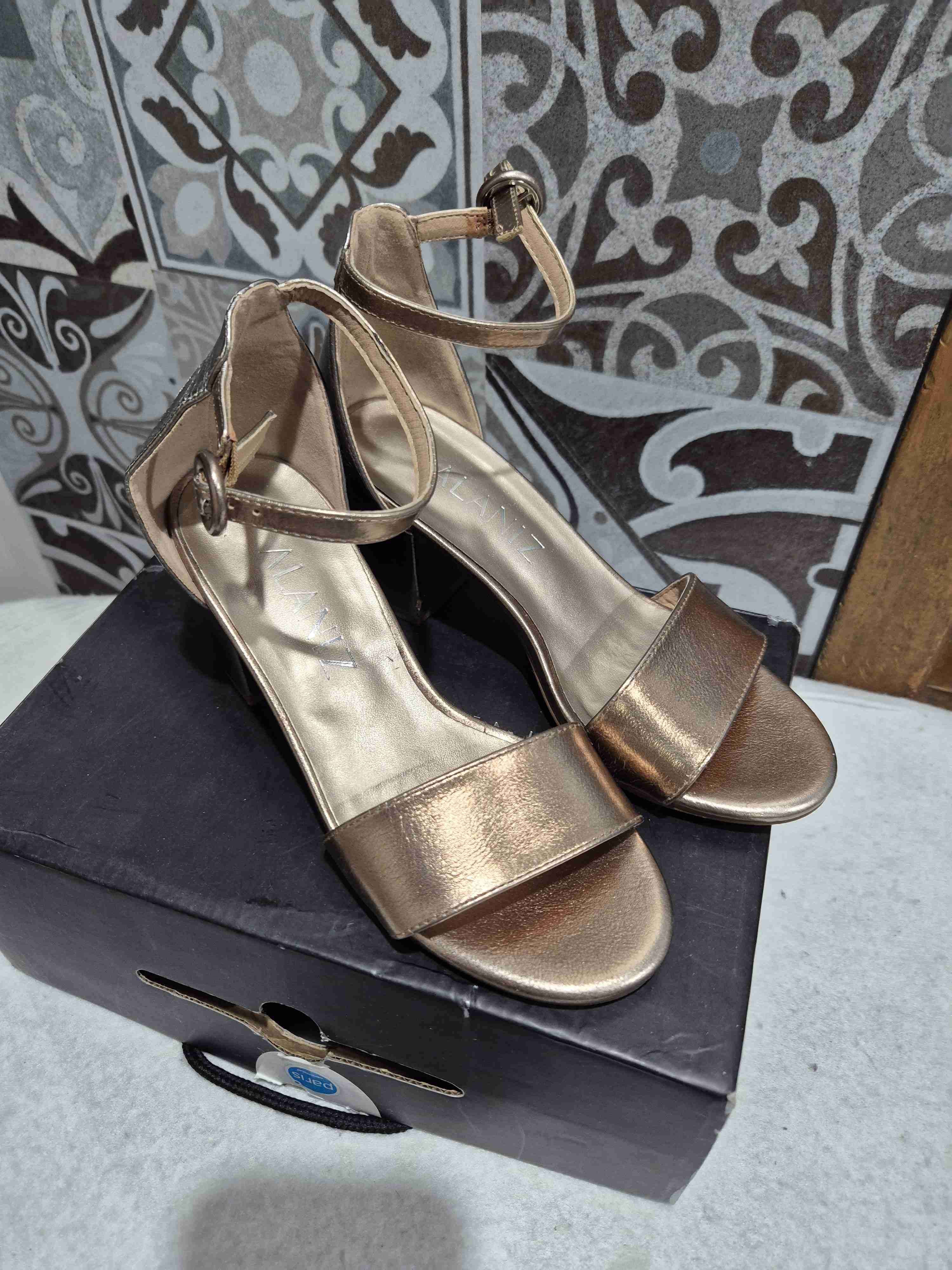 Sandalias doradas de tacón medio