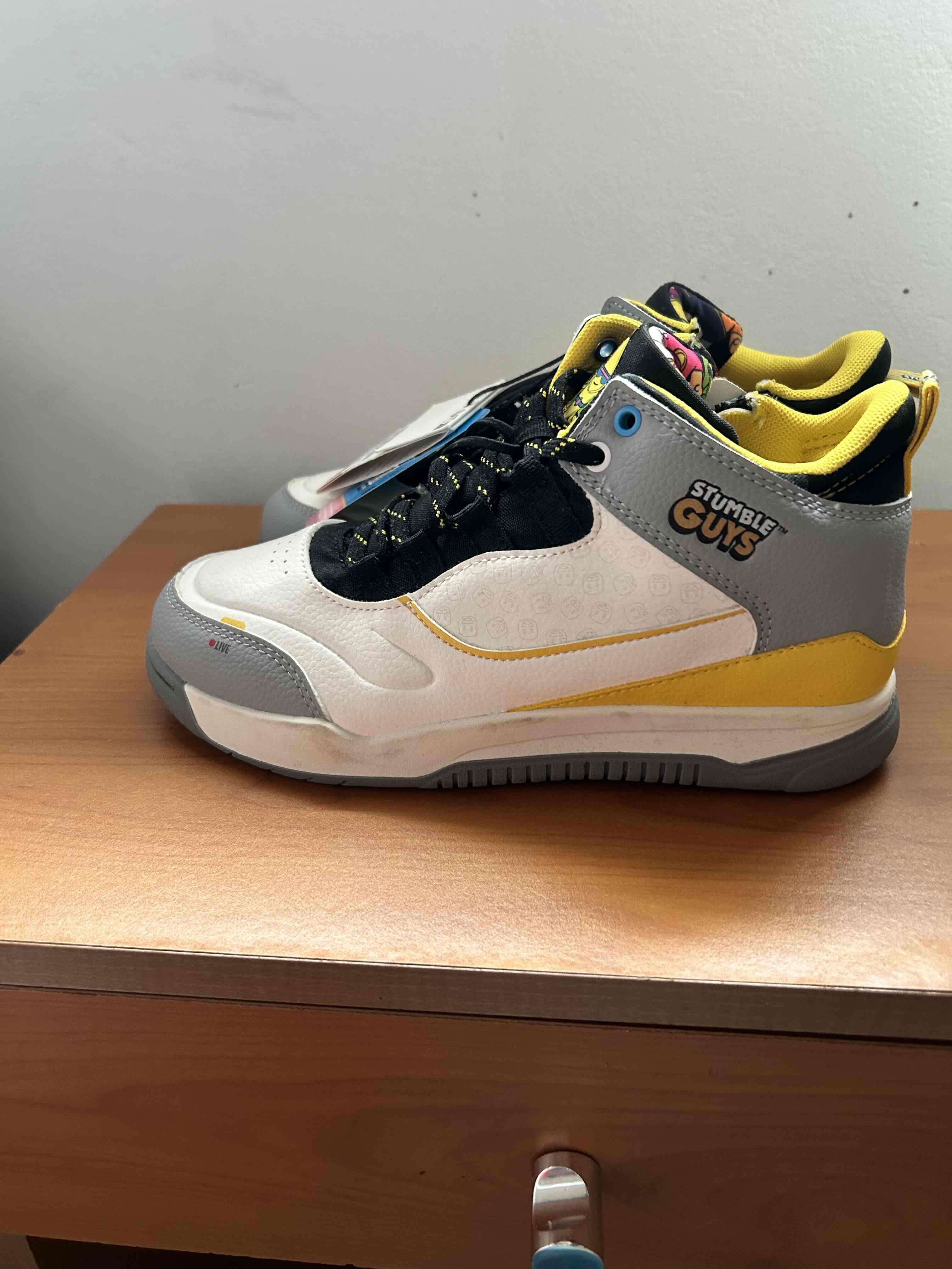 Zapatillas Stumble Guys blancas y amarillas
