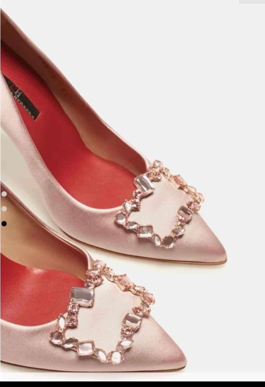 Tacones rosas con adornos brillantes en Swarovski