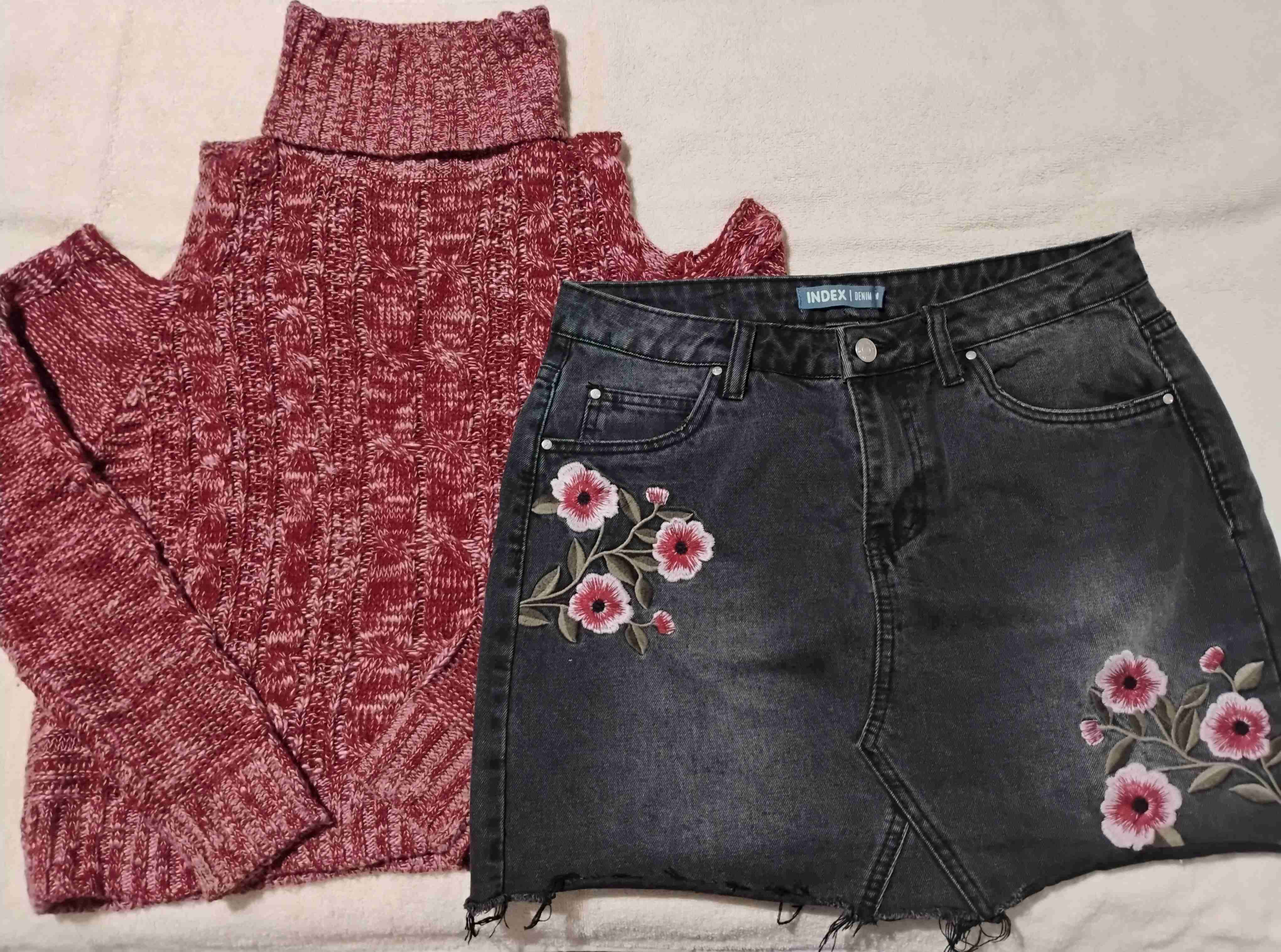 Sweater burdeos y falda denim