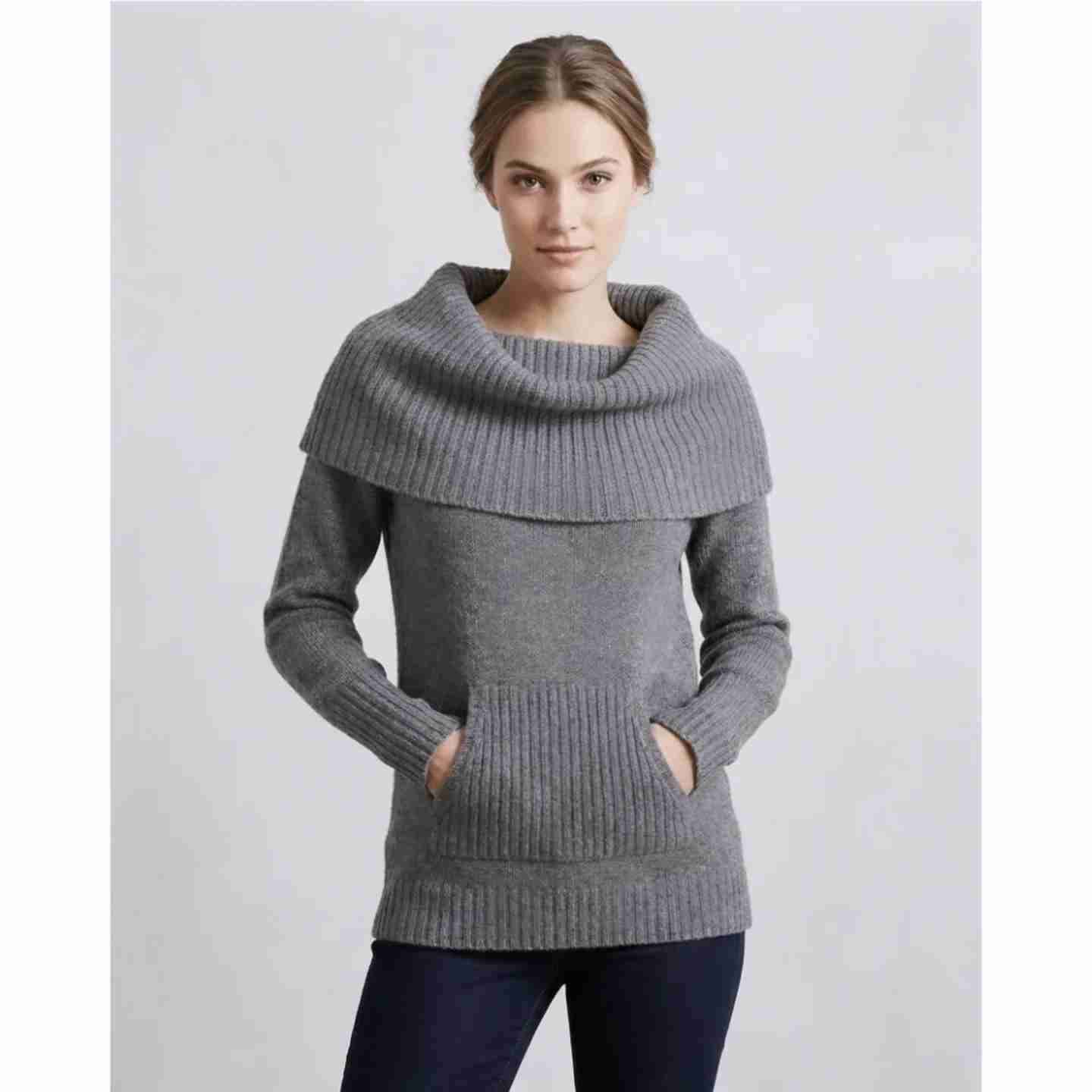 Suéter gris con cuello amplio nuevo