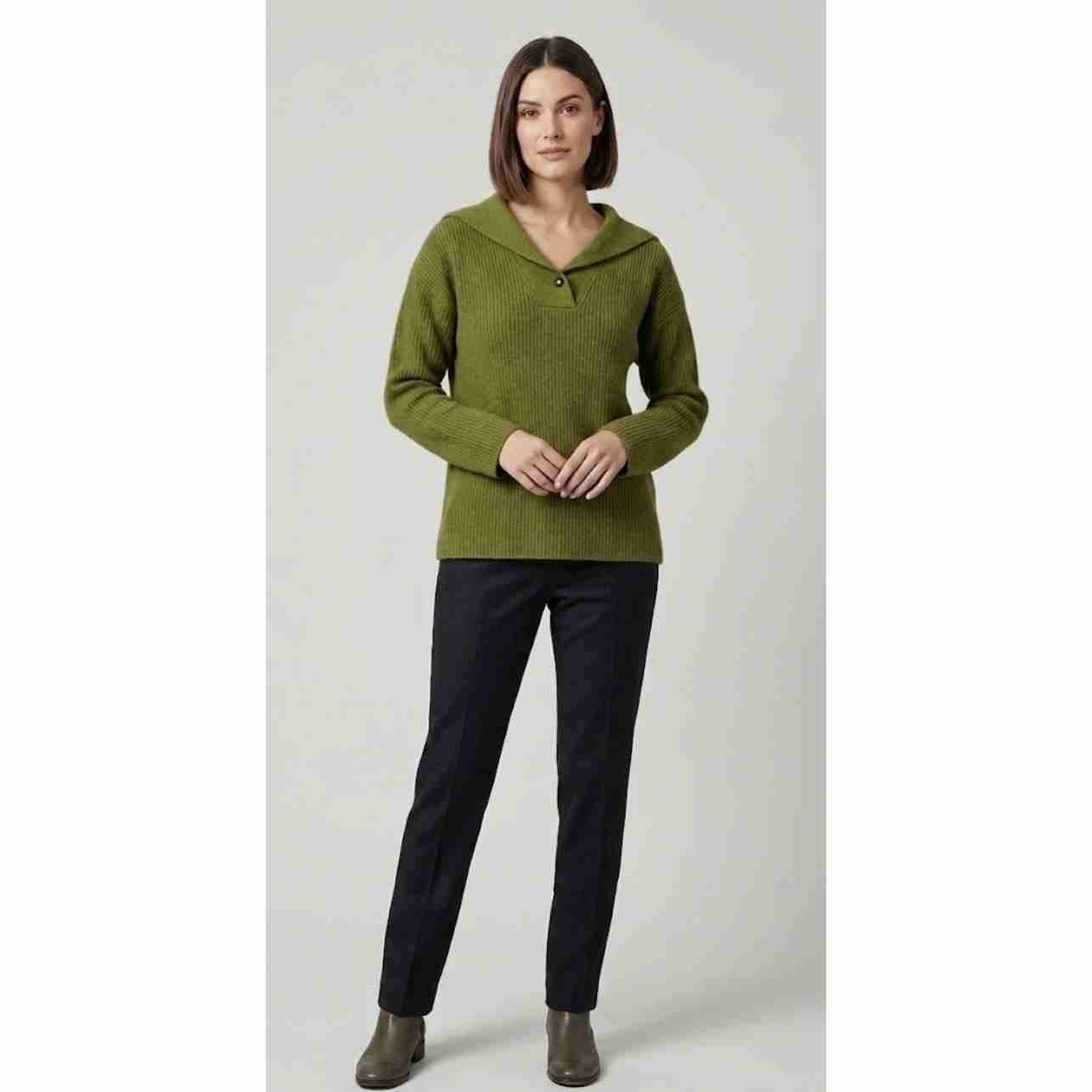 Suéter verde con cuello amplio nuevo