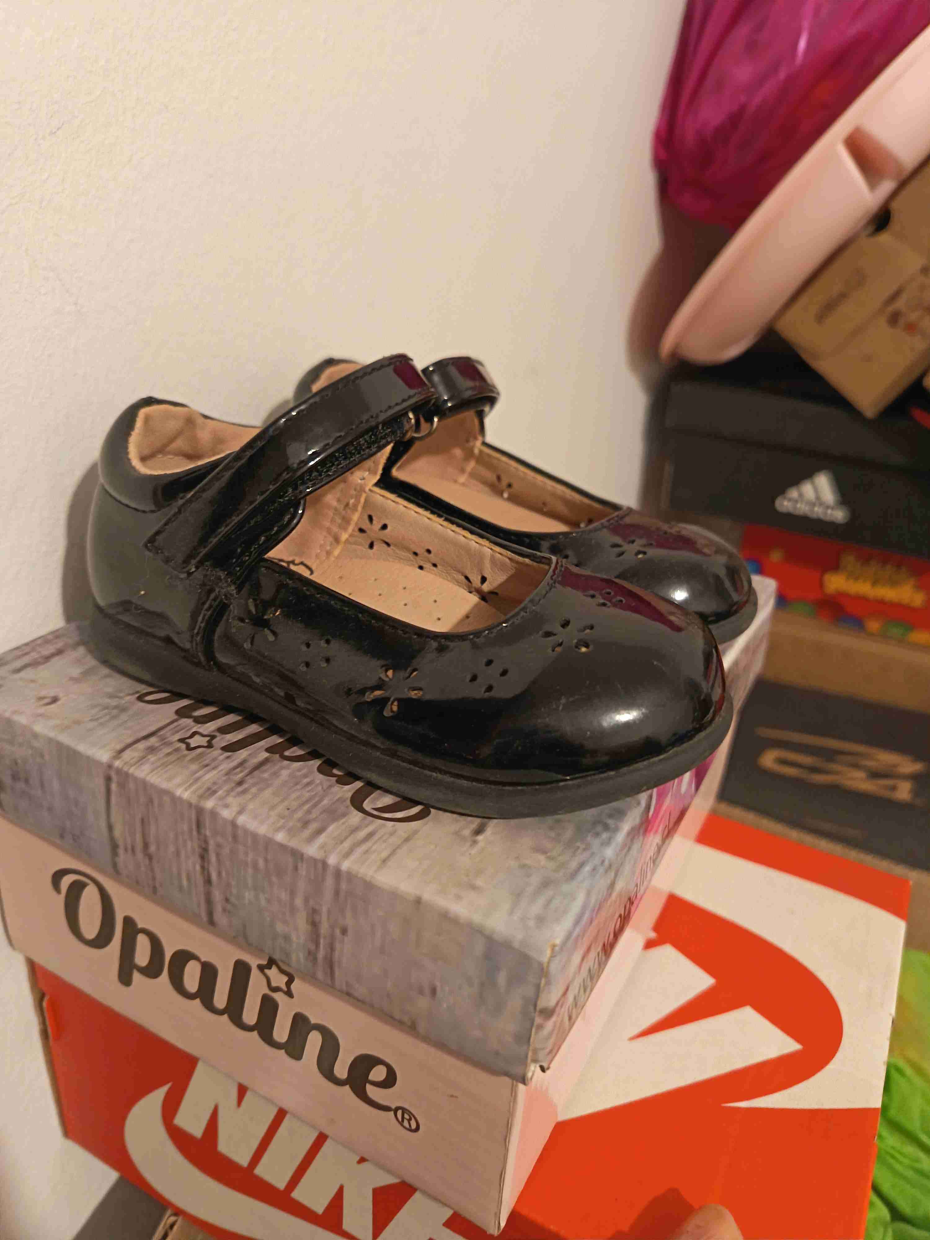 Zapatos negros de charol para niña