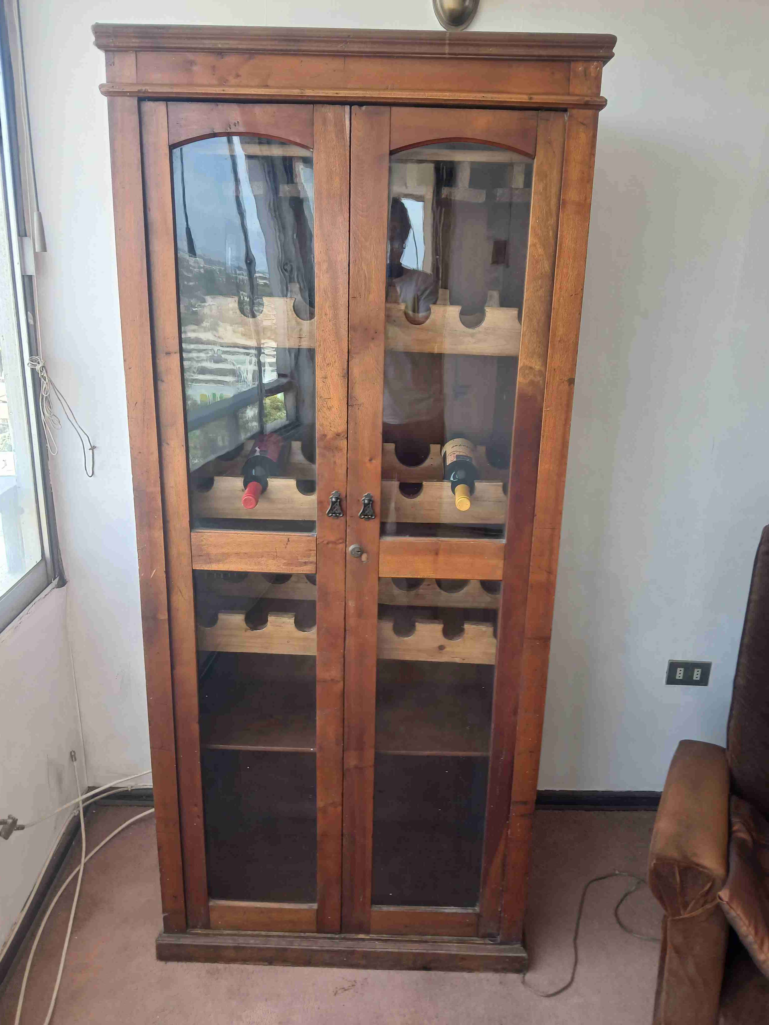 Vitrina de madera con botellero
