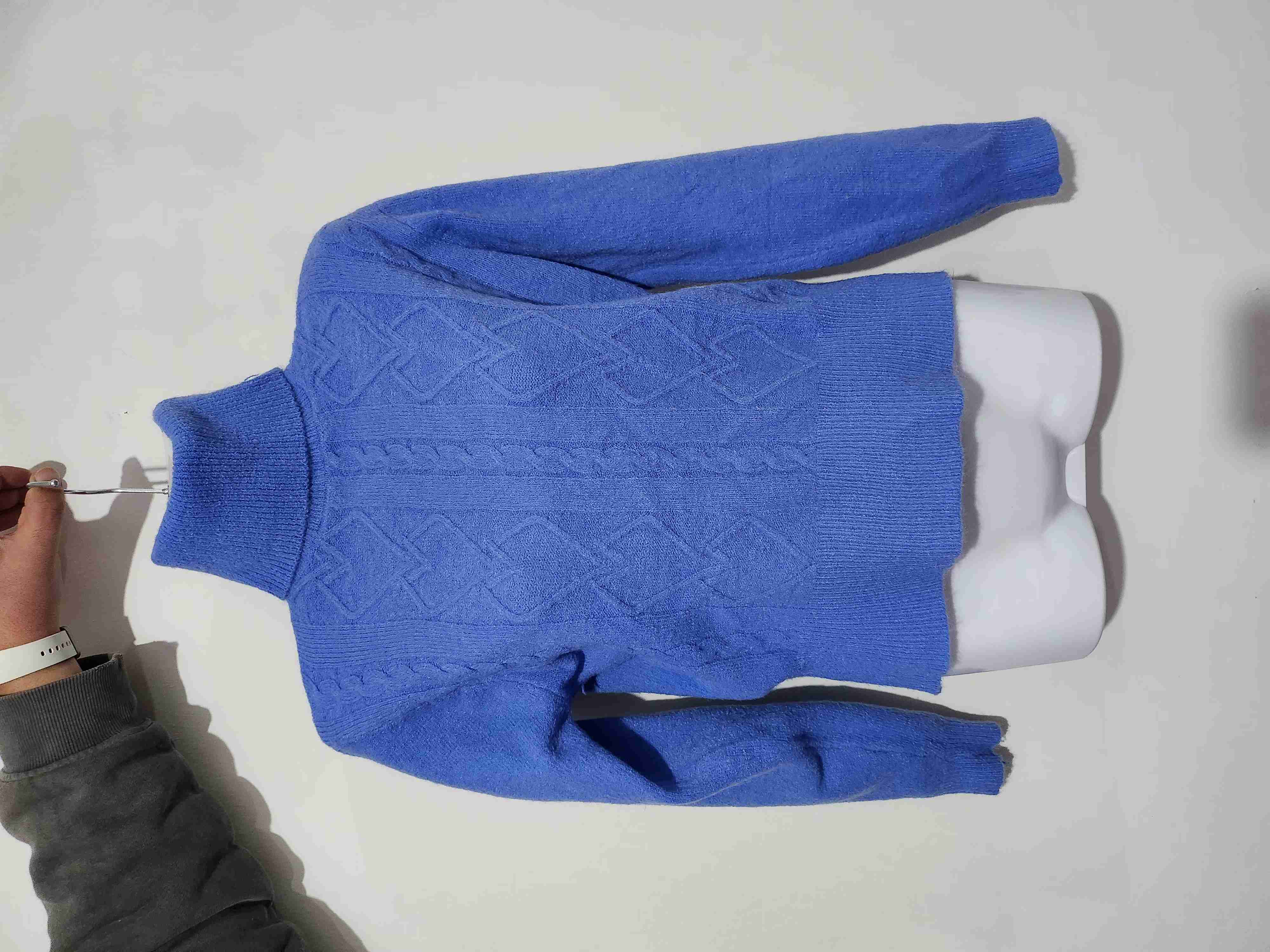 Suéter azul de cuello alto