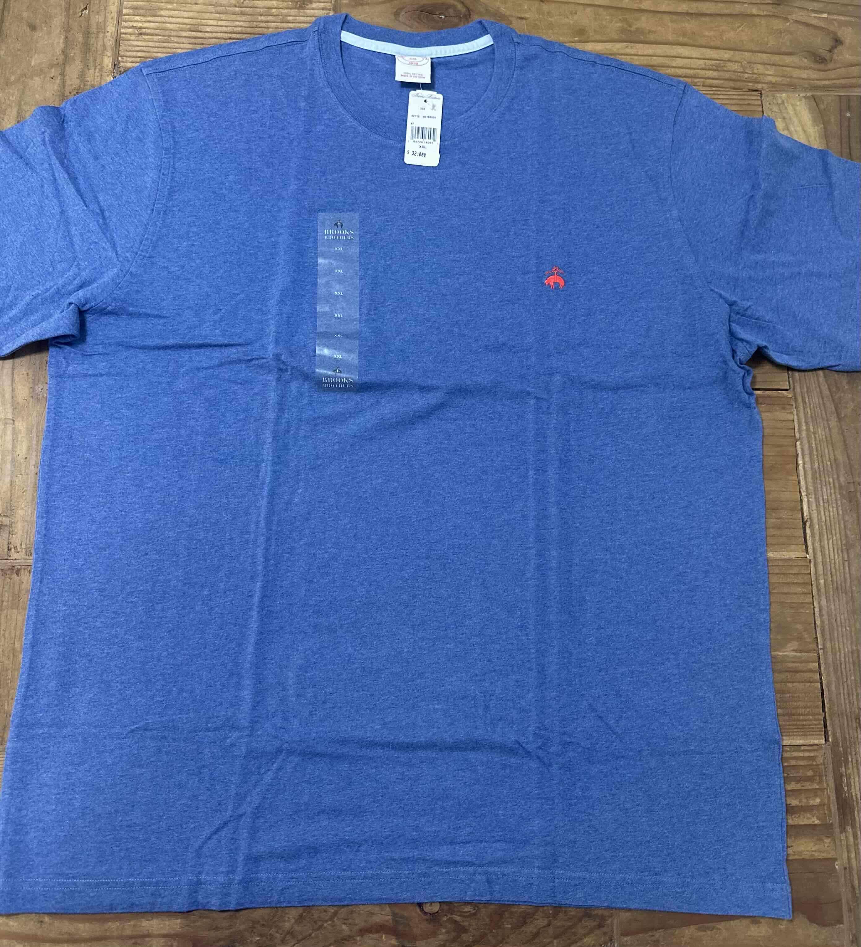 Polera azul con logo rojo brooks and brothers
