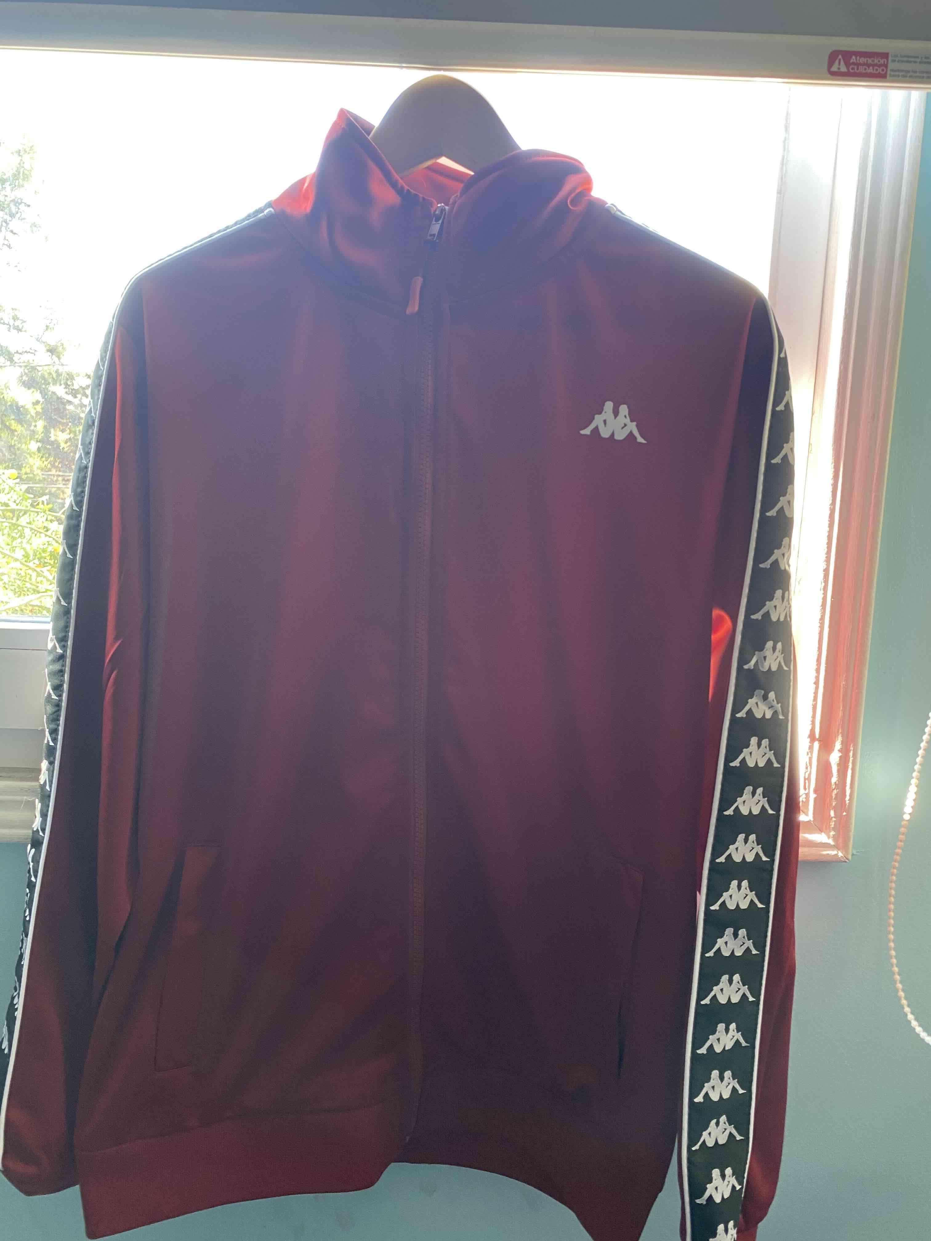 Chaqueta deportiva roja con cierre