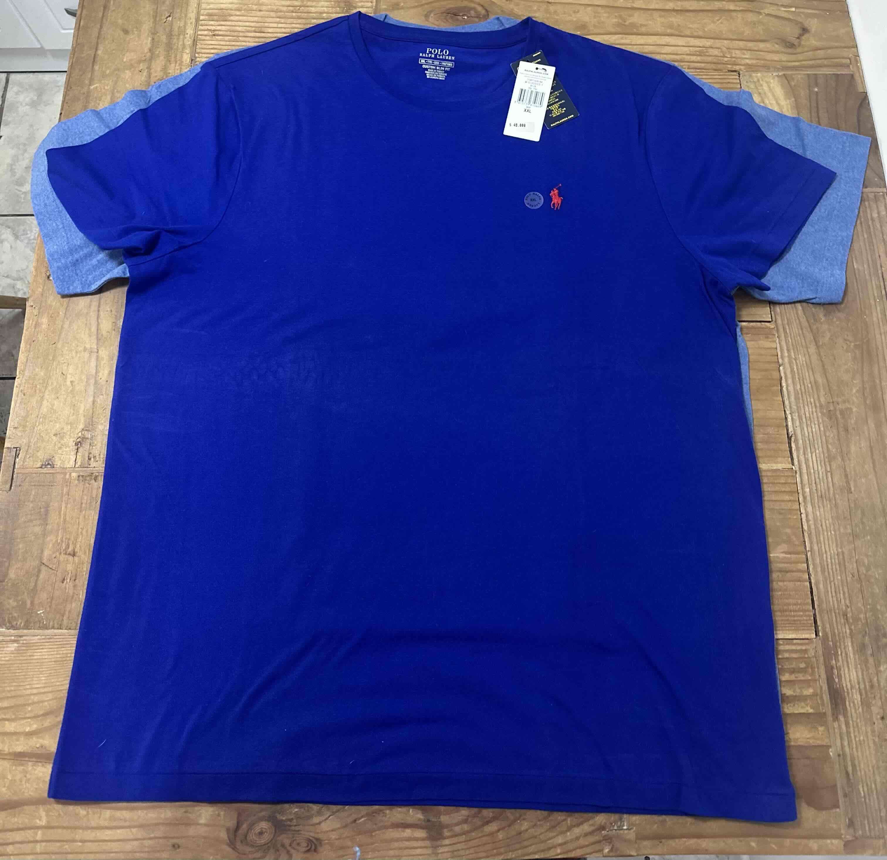 Polera azul manga corta con logo