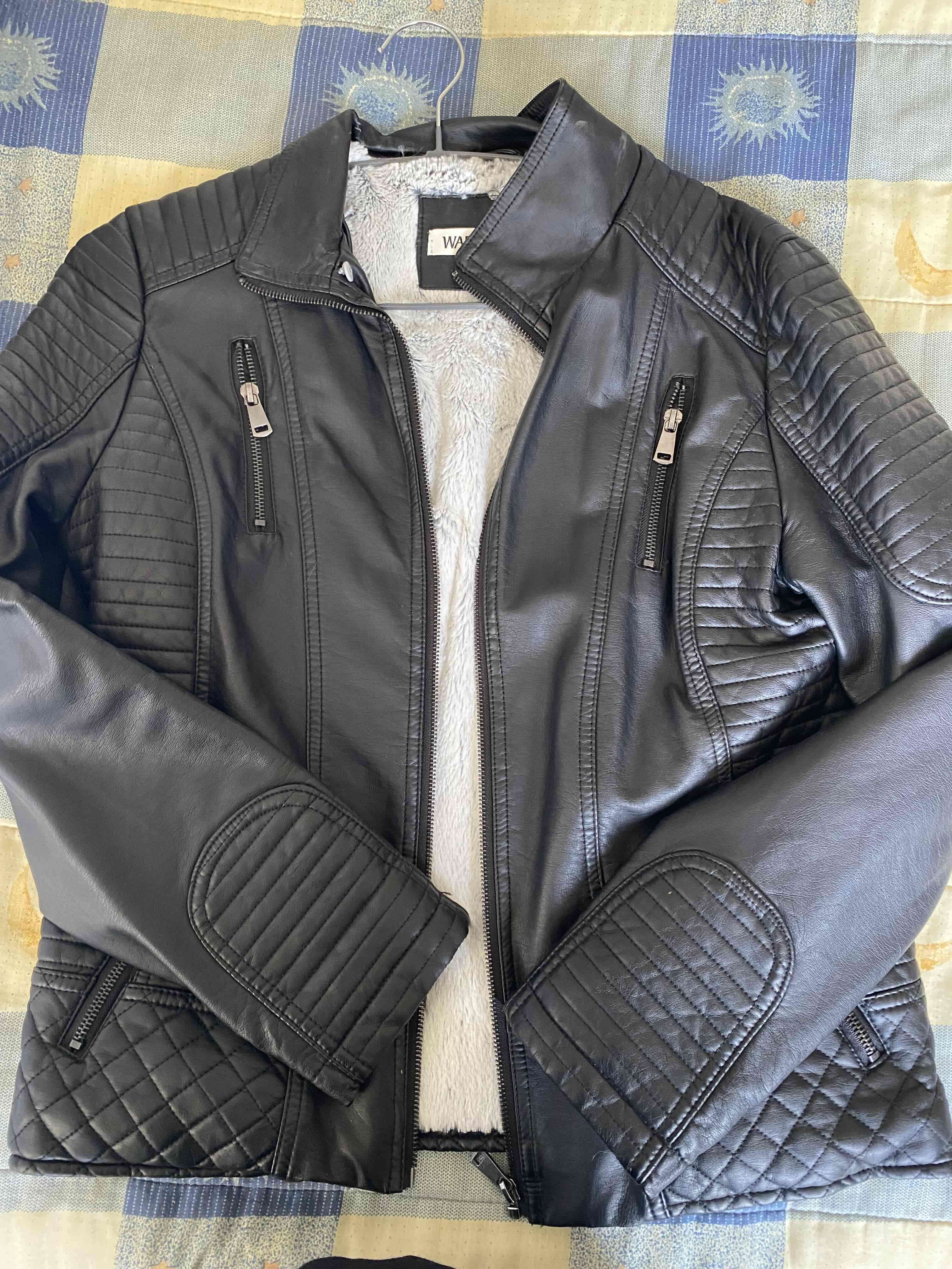 Chaqueta negra de cuero sintético