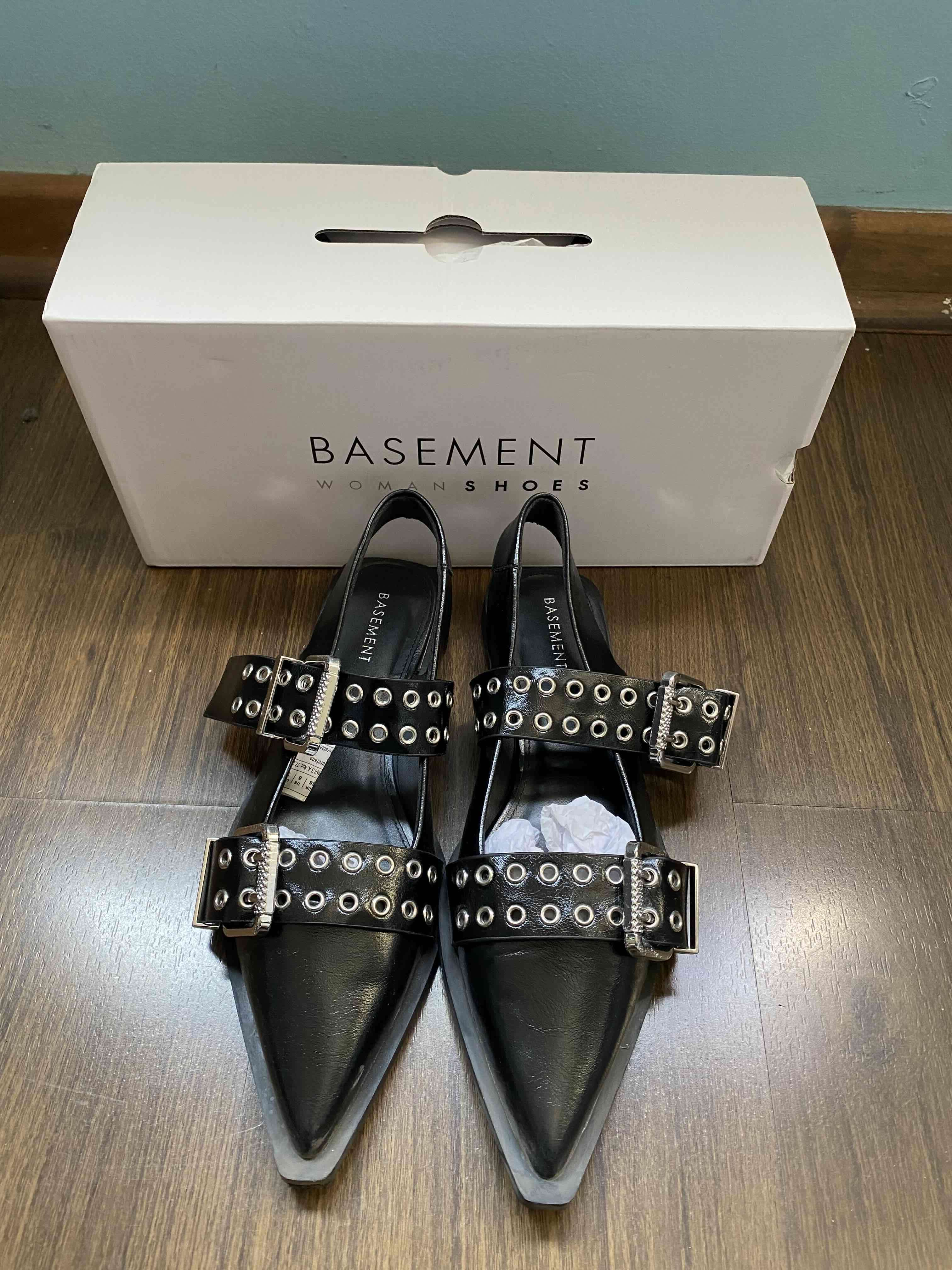 Zapatos negros Basement con hebillas