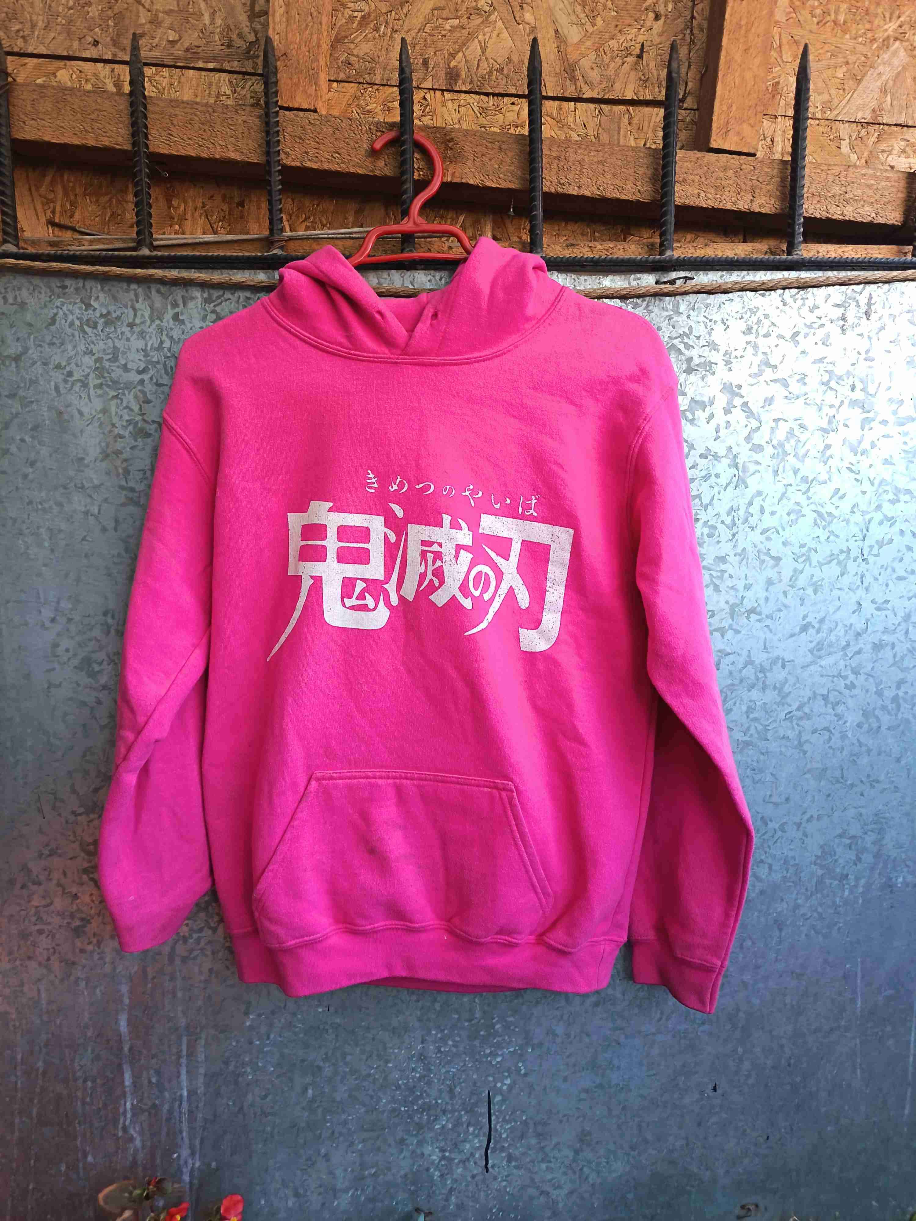 Polerón rosa con diseño japonés