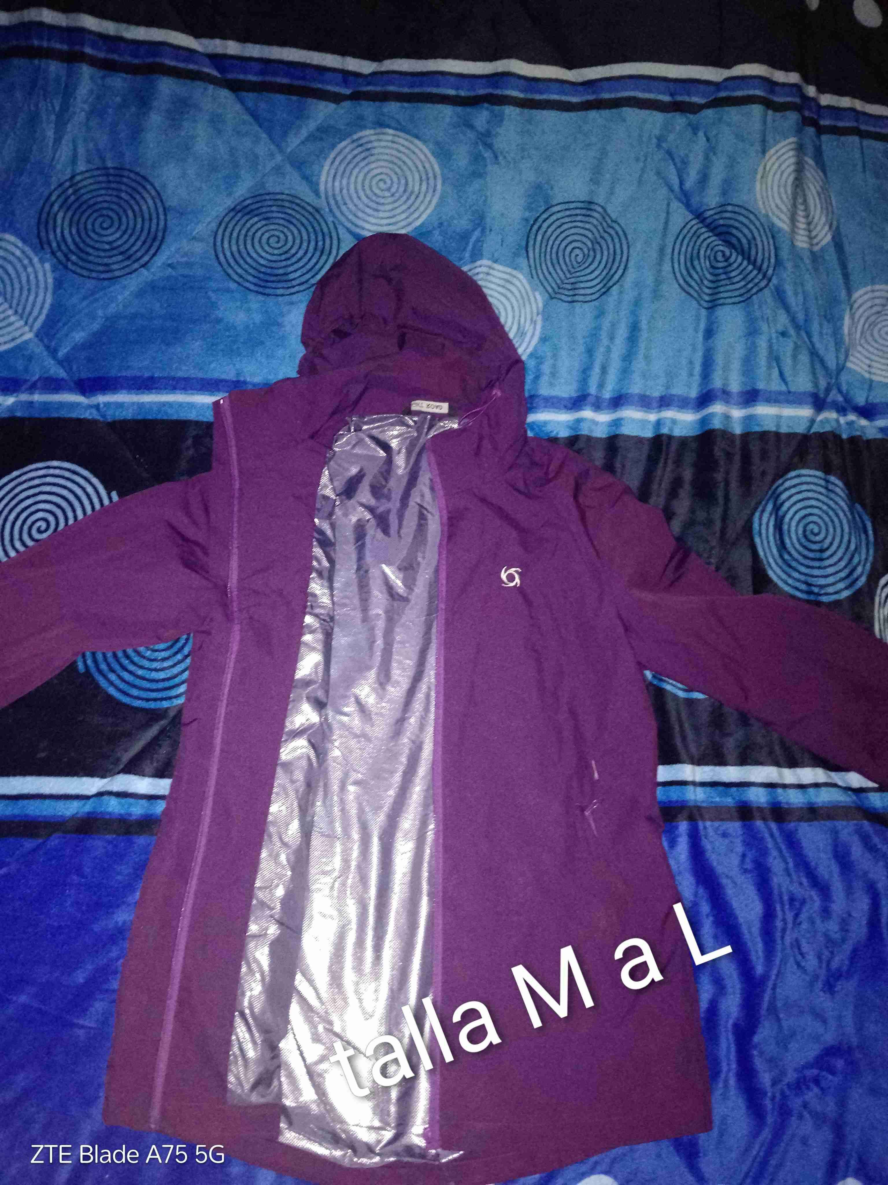 Chaqueta morada impermeable