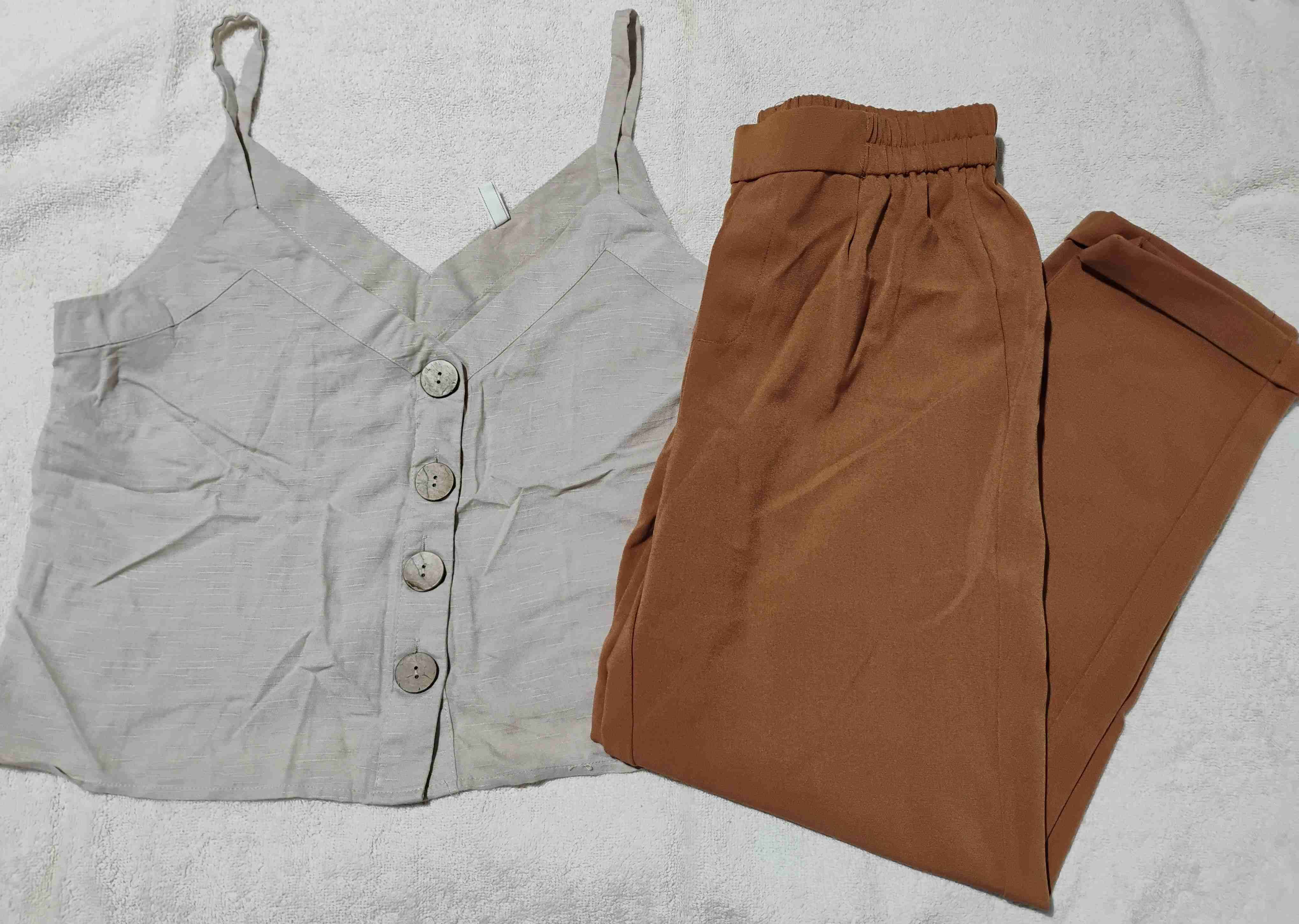 Conjunto top beige y pantalón marrón