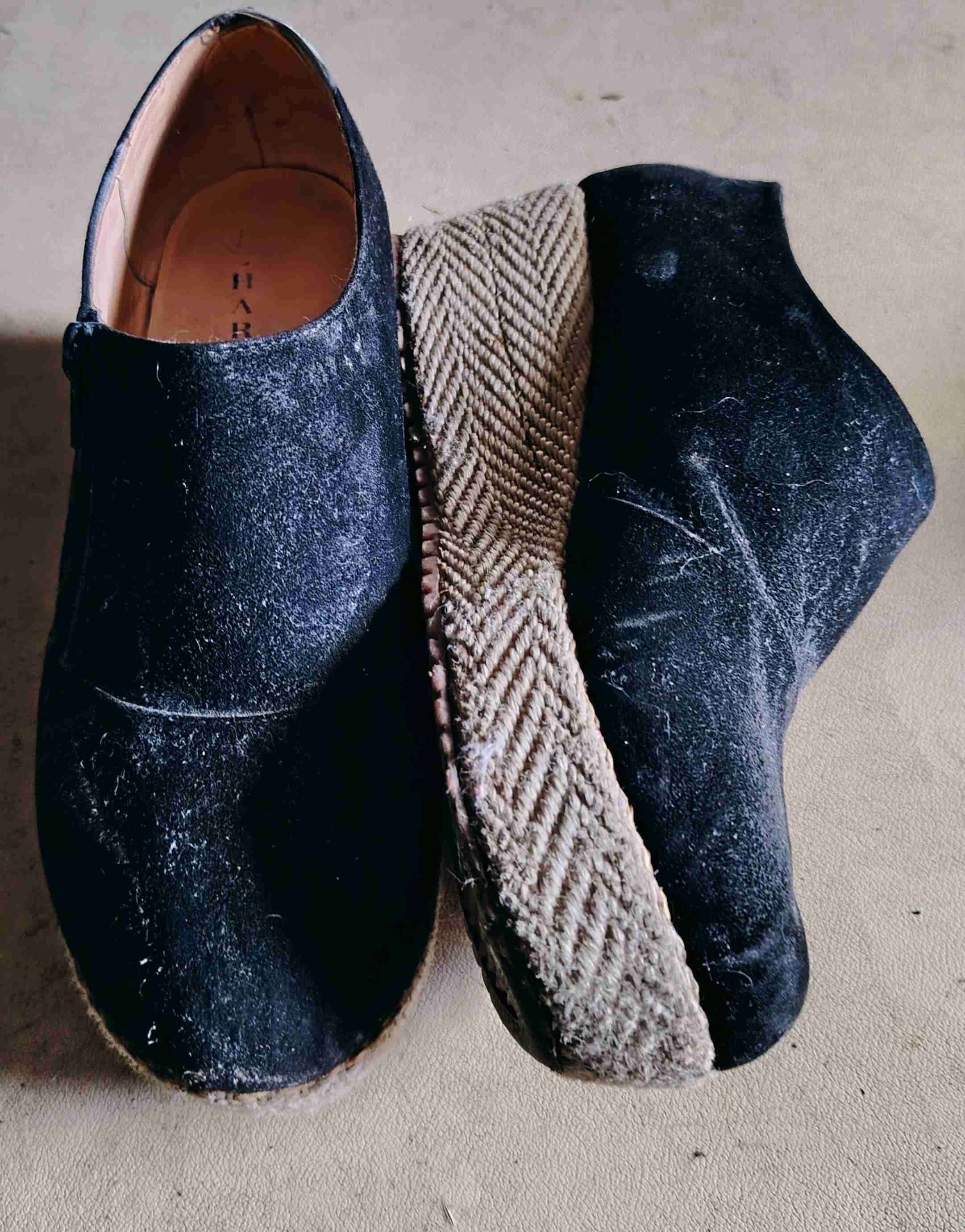 Zapatos de cuero negros usados