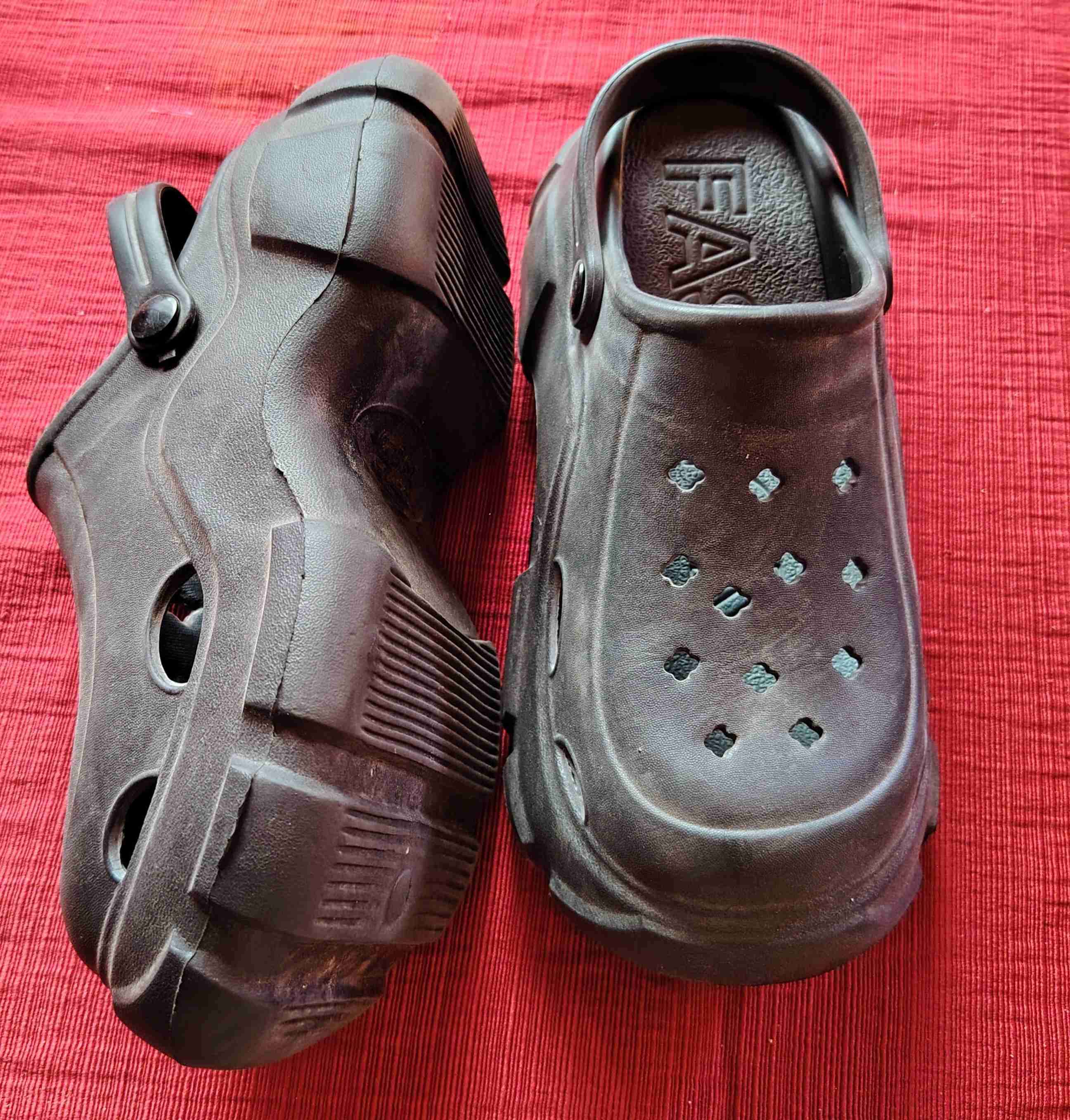 Zuecos negros de goma