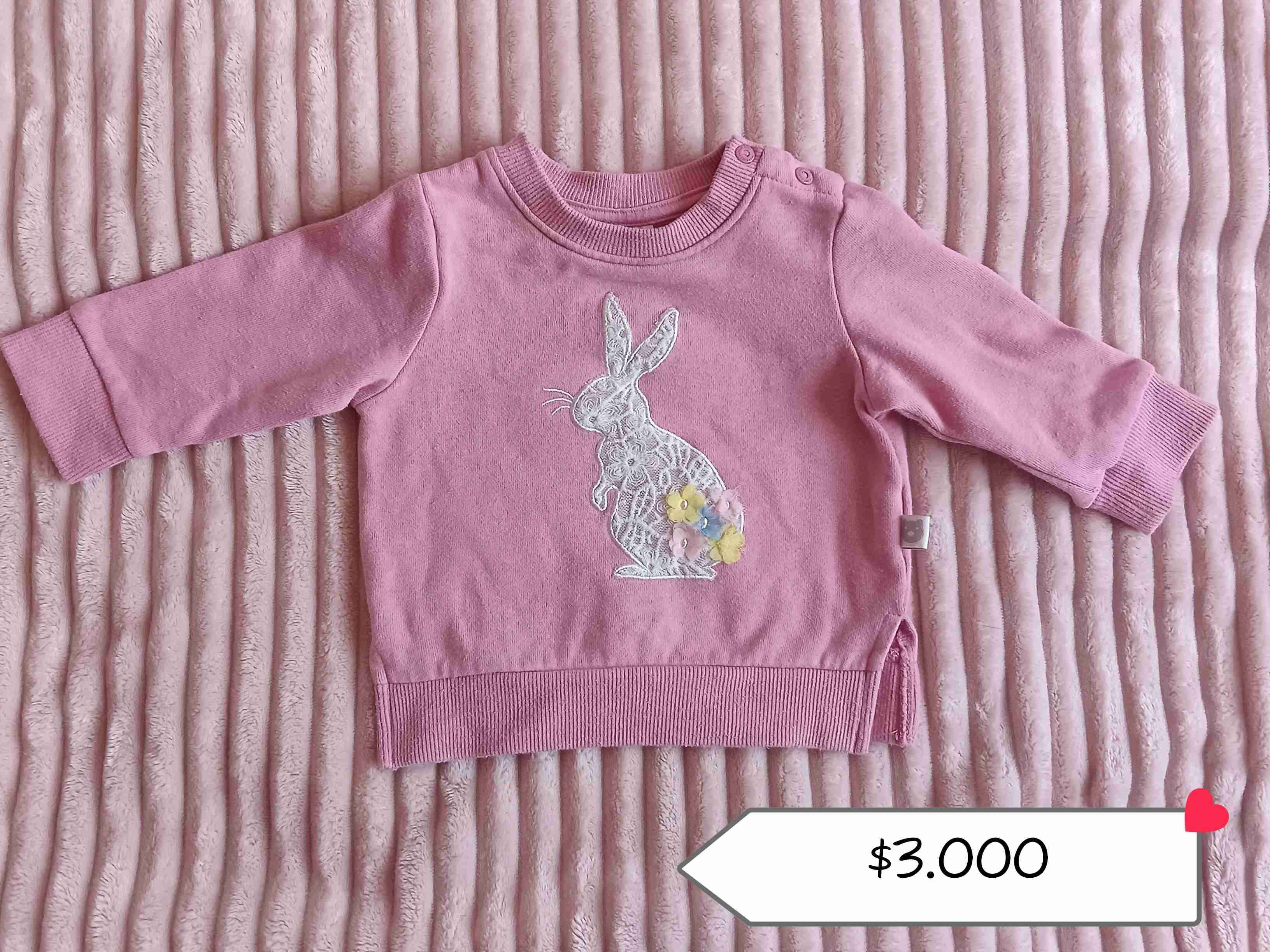 Polerón rosa con diseño de conejo