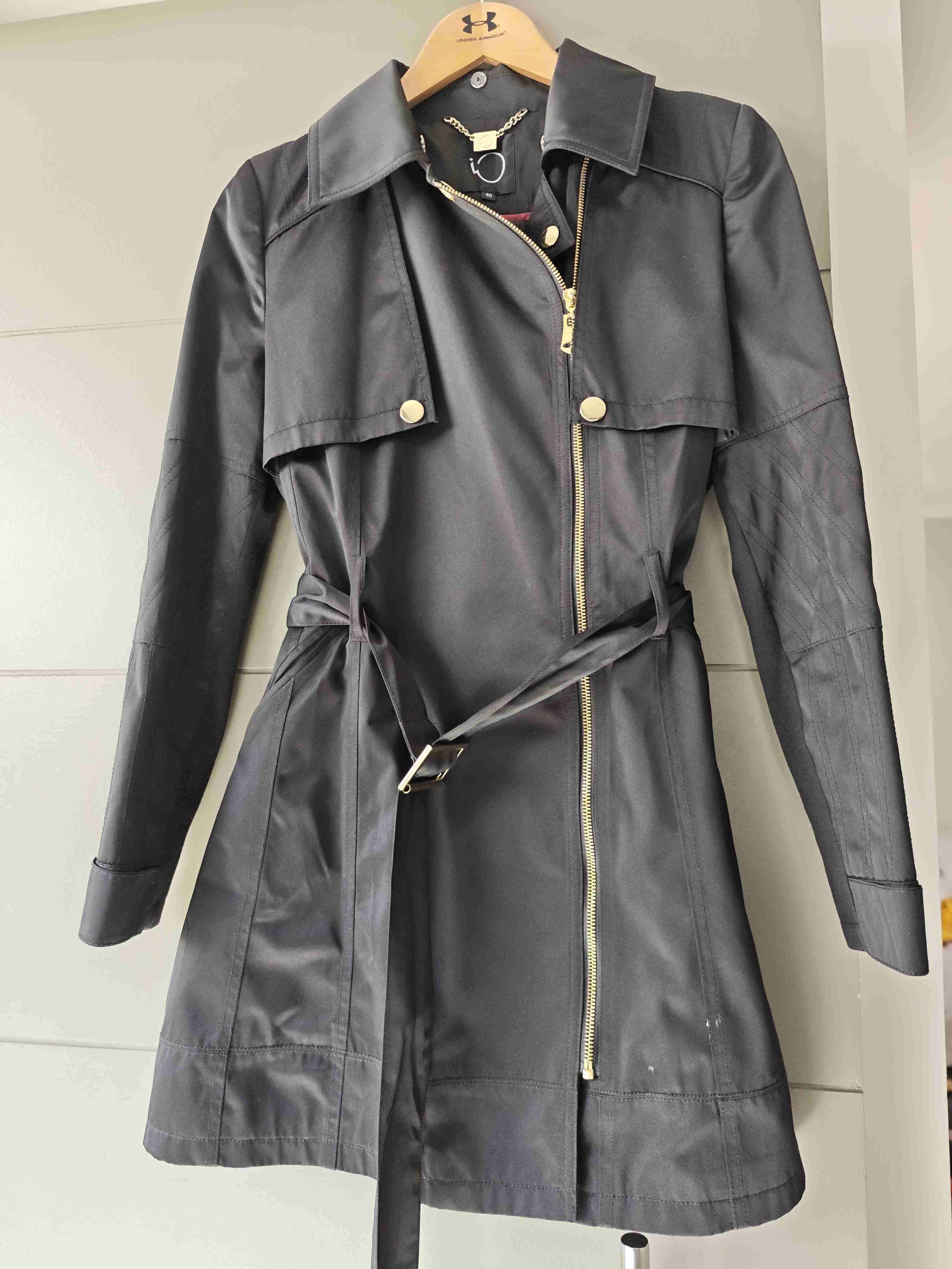 Abrigo negro con cierre dorado