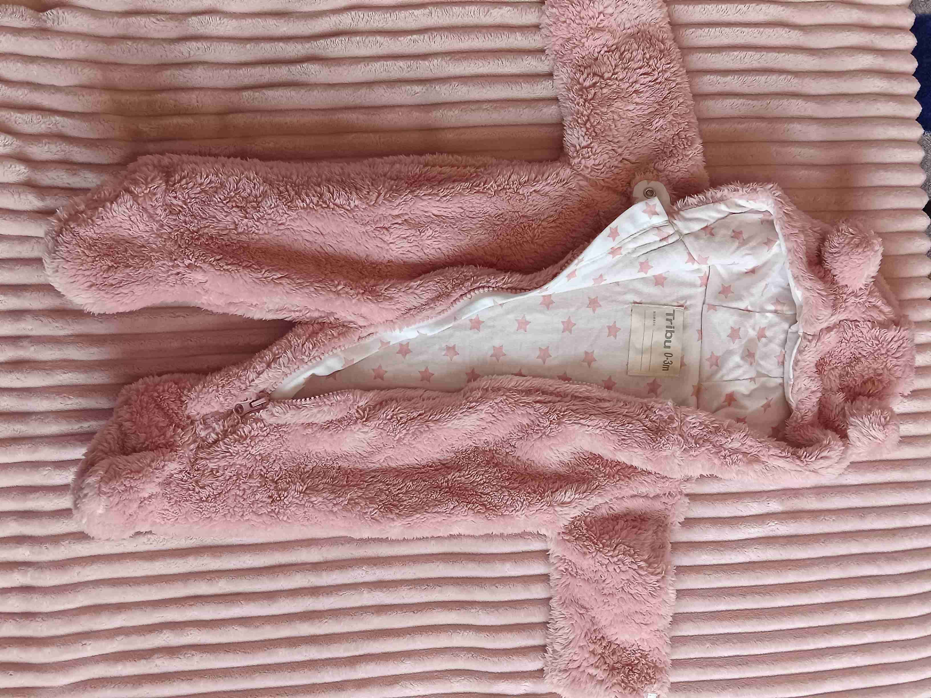 Enterito de bebé rosado con capucha