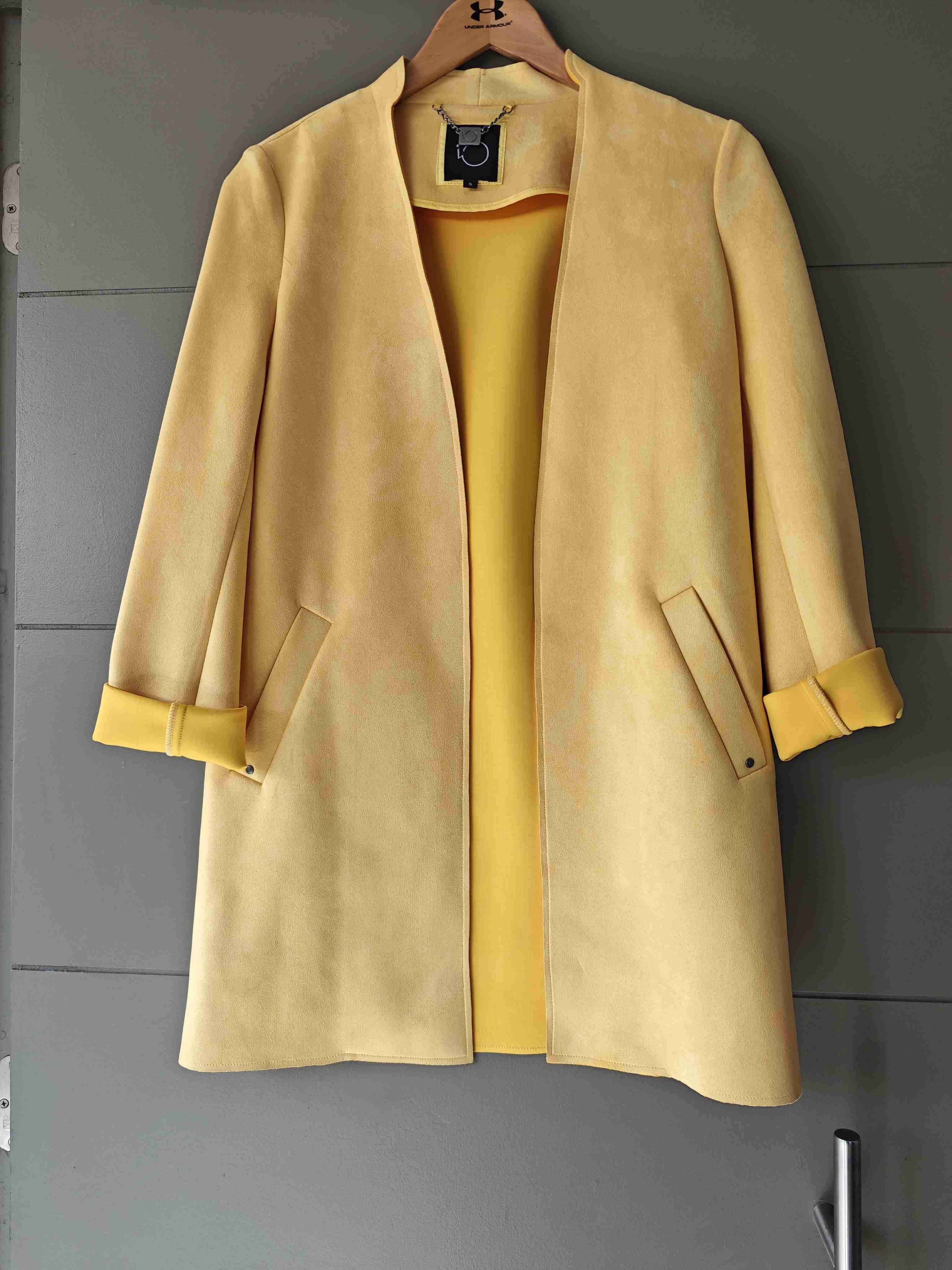 Abrigo amarillo sin botones