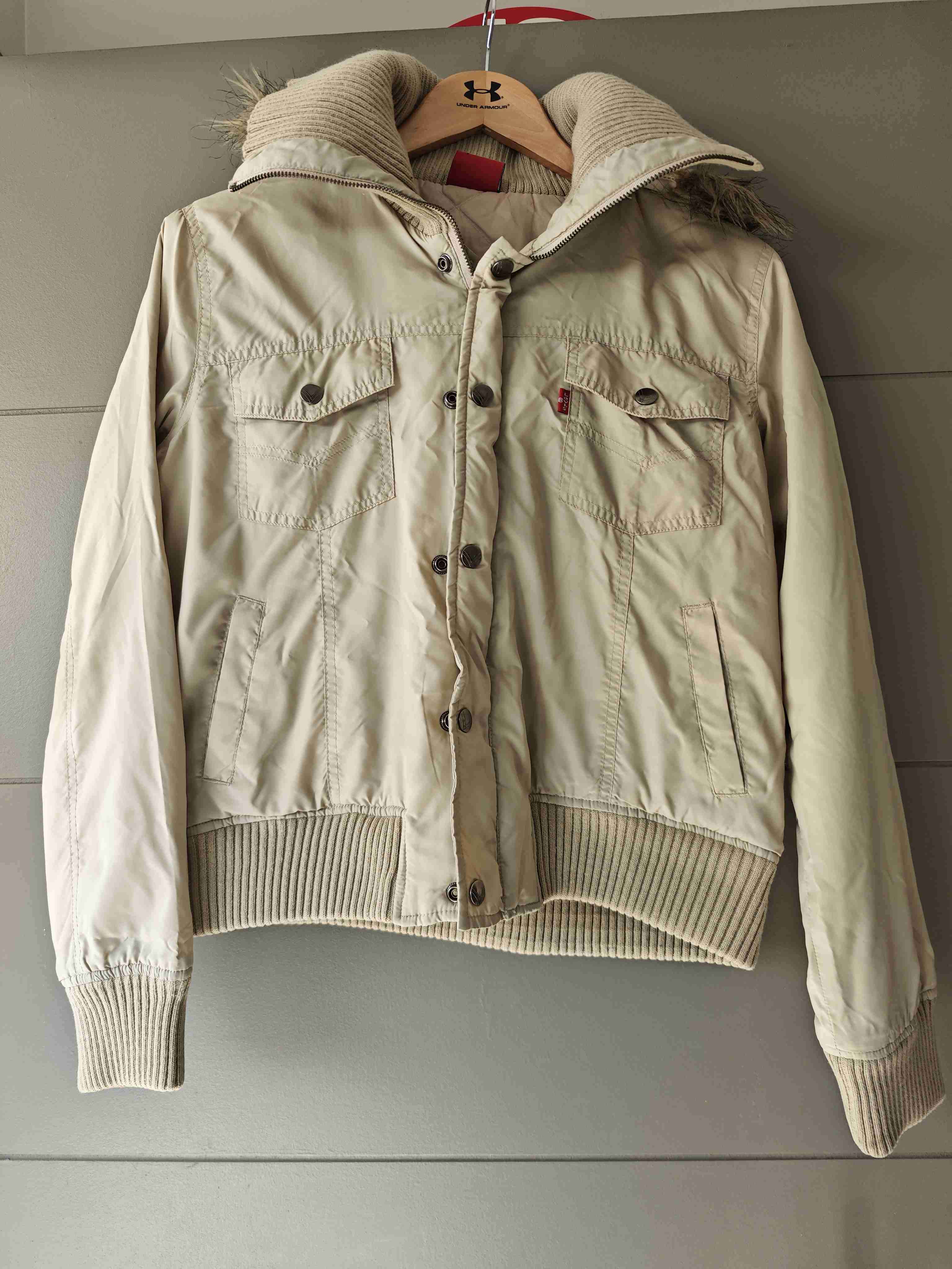 Chaqueta beige con capucha