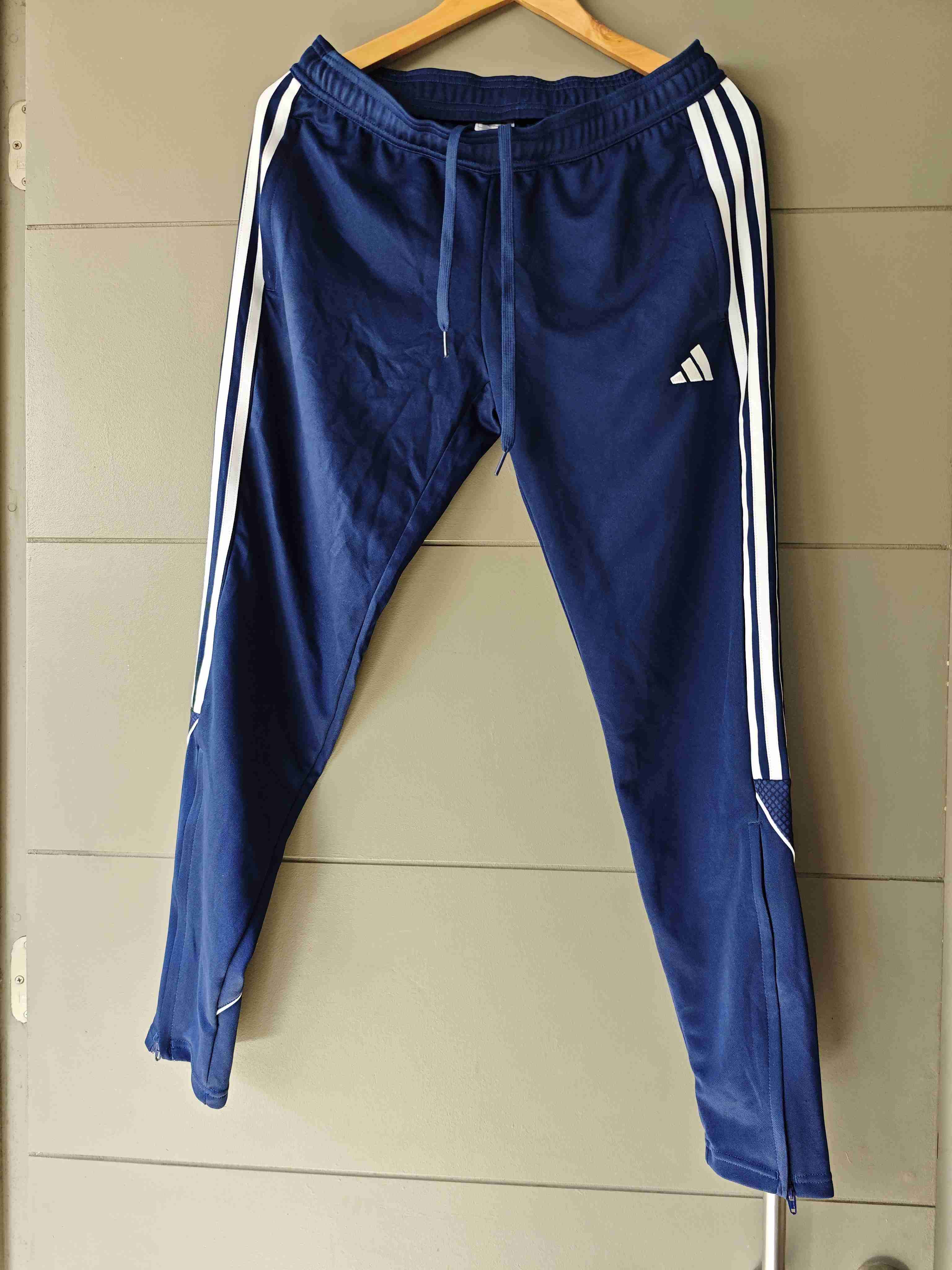 Pantalones deportivos azul con franjas