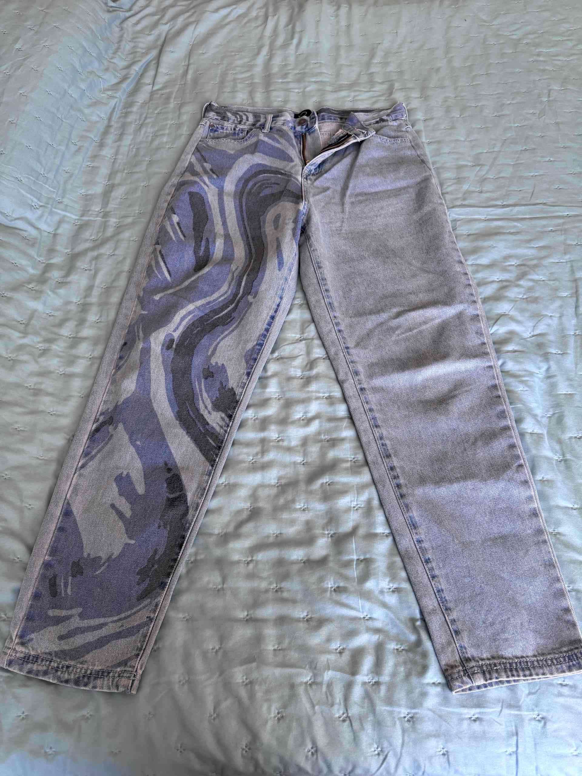 Jeans gris con diseño abstracto iO