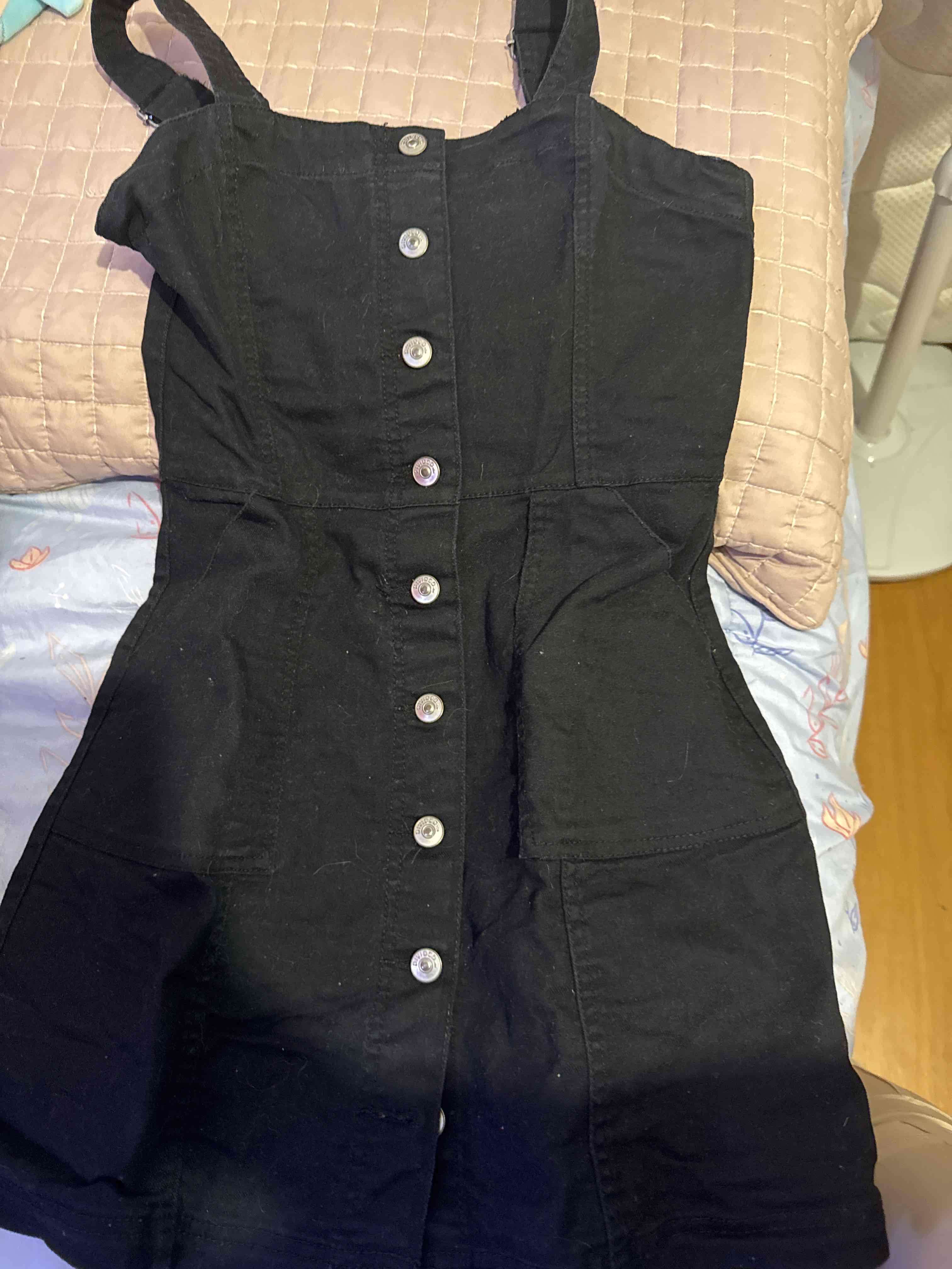 Vestido negro con botones frontales