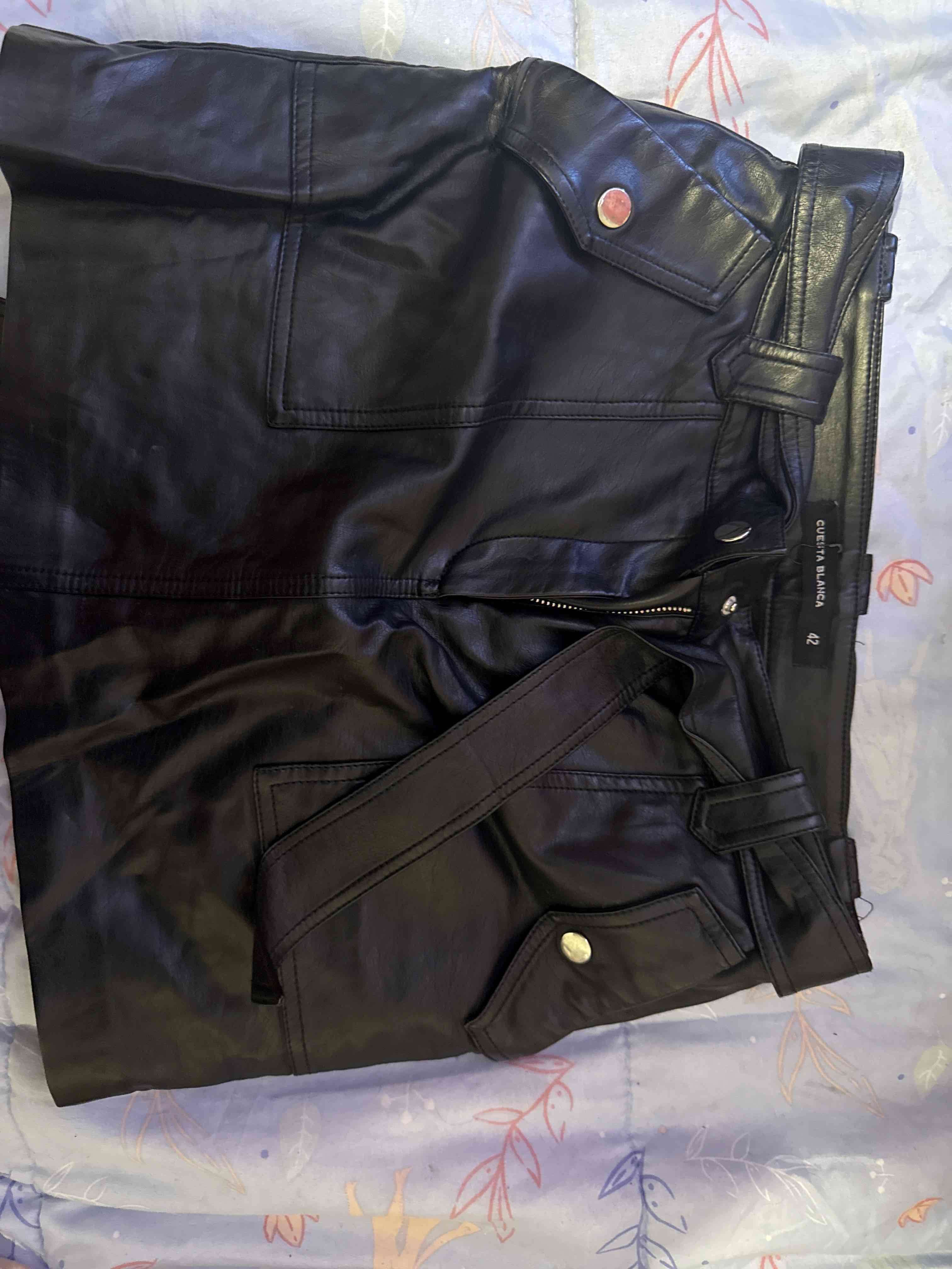 Falda de cuero negra