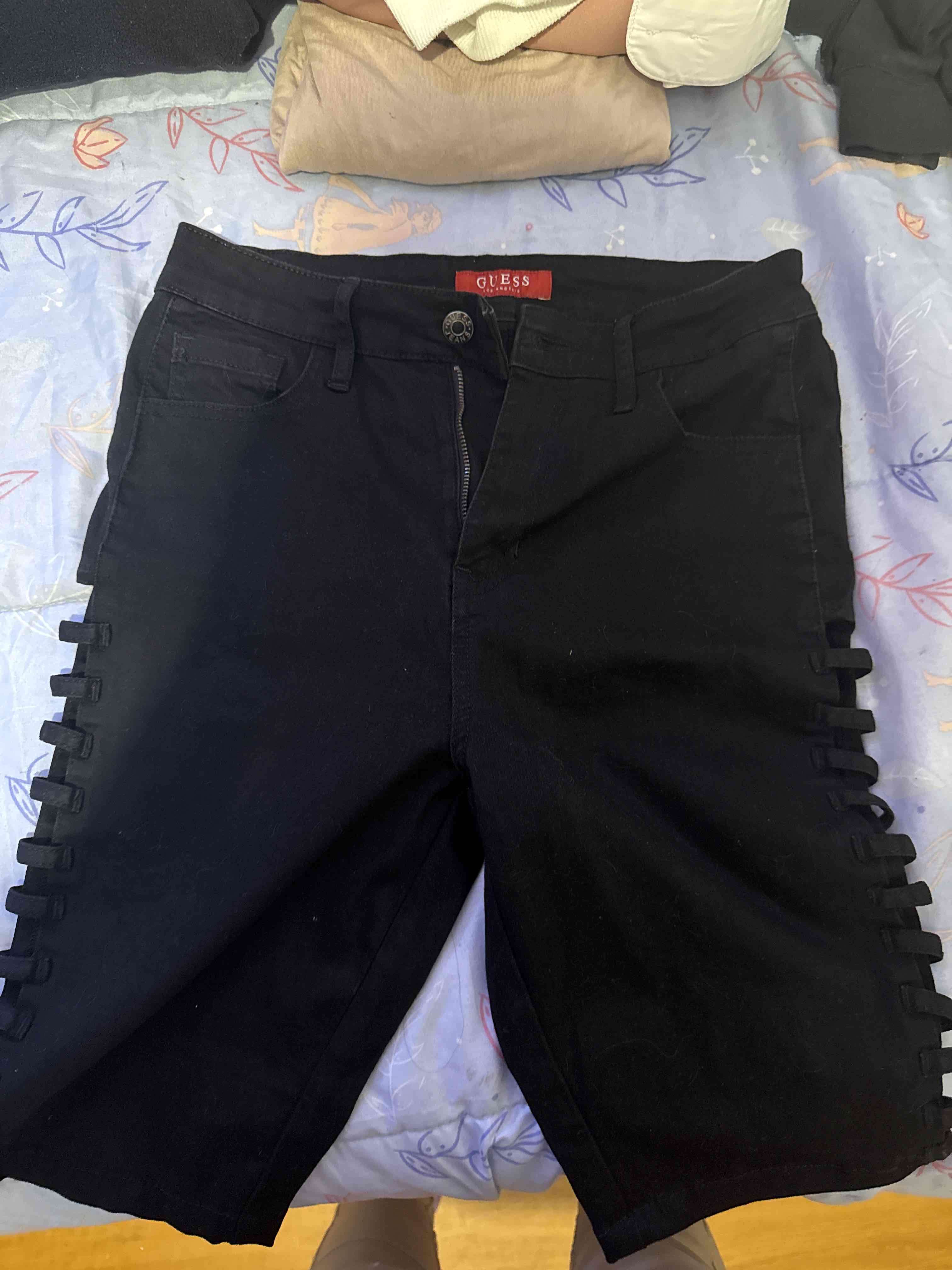 Shorts negros con diseño lateral