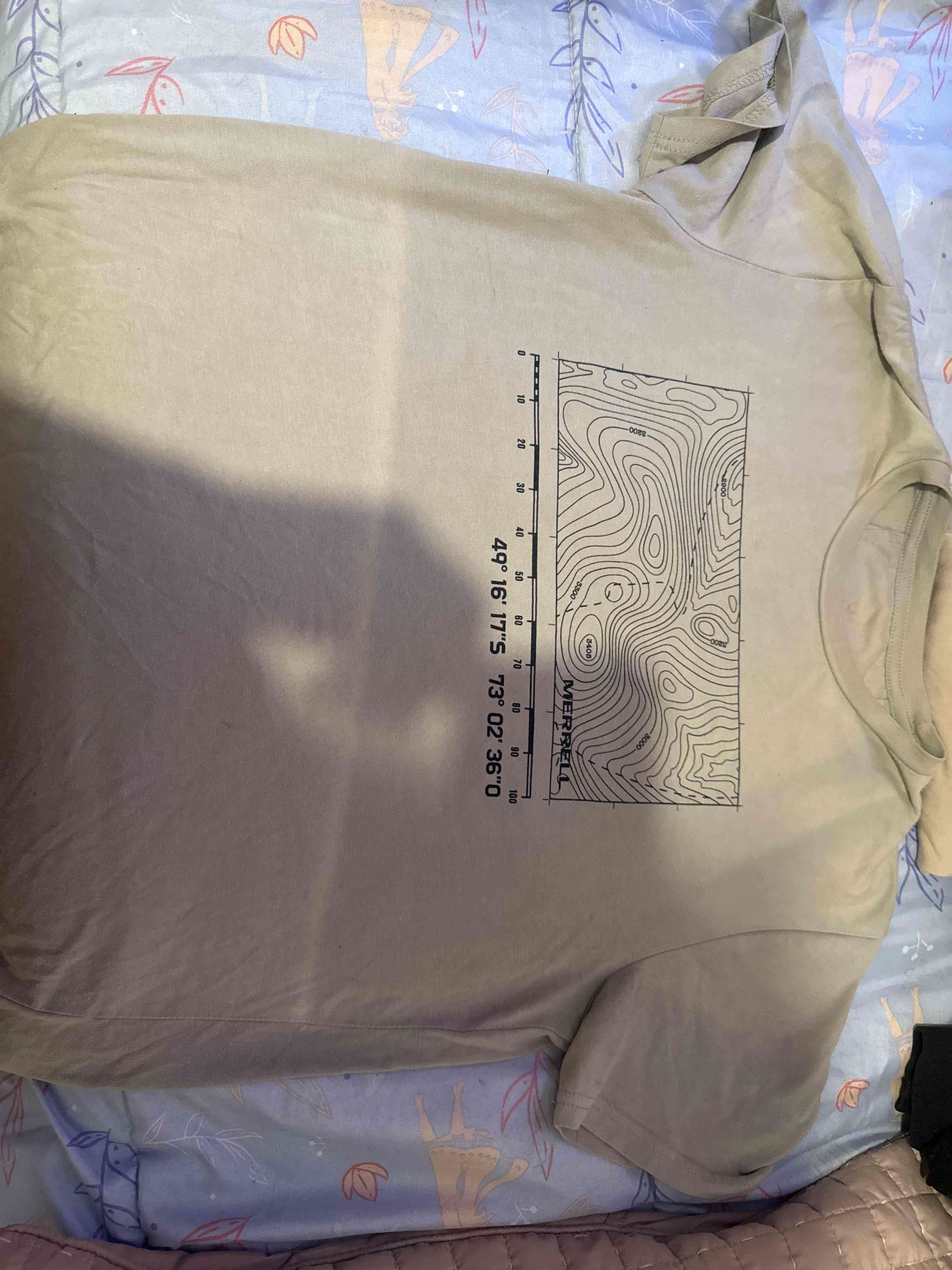 Polera beige con diseño Merrell