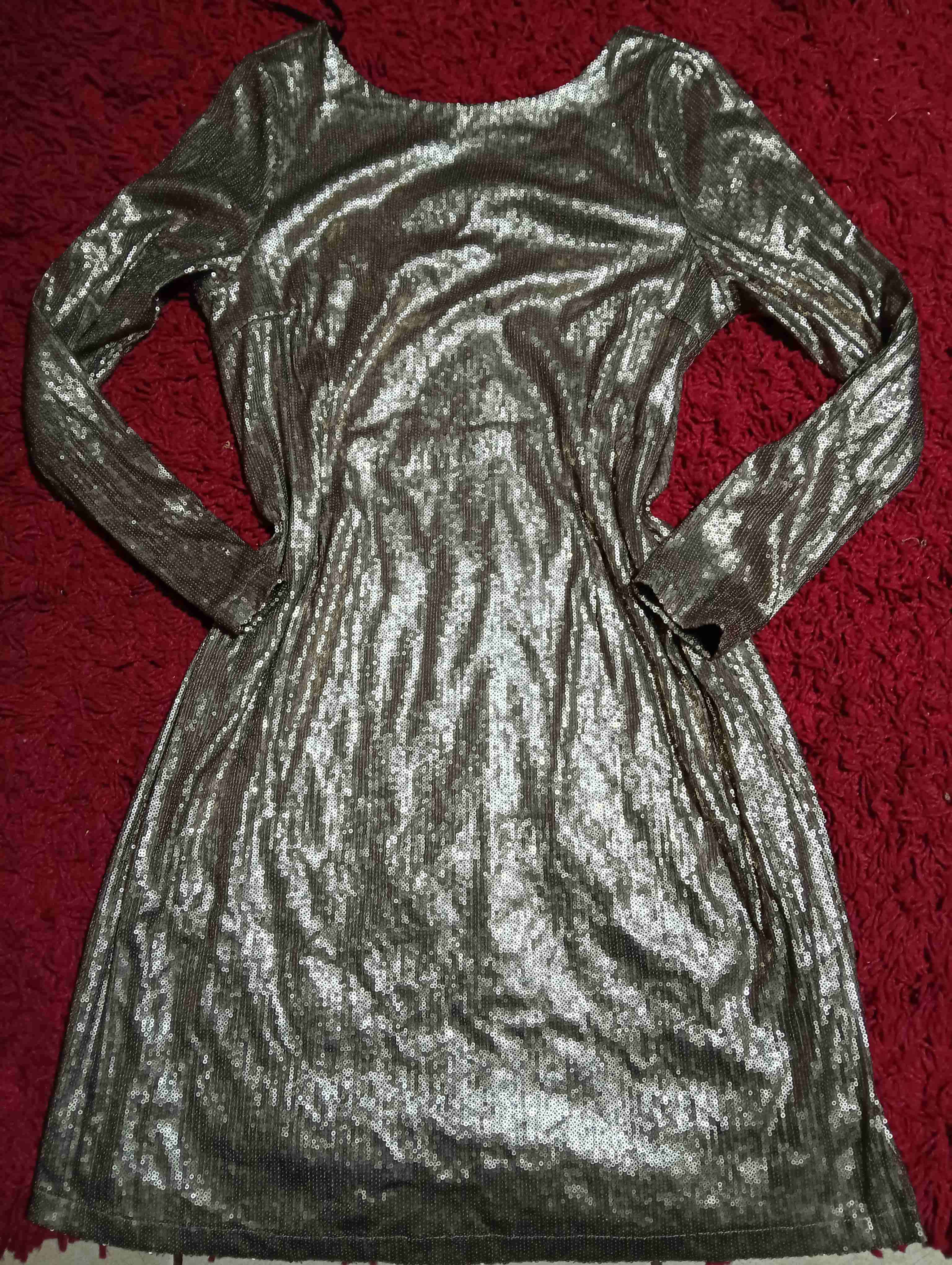 Vestido plateado con lentejuelas