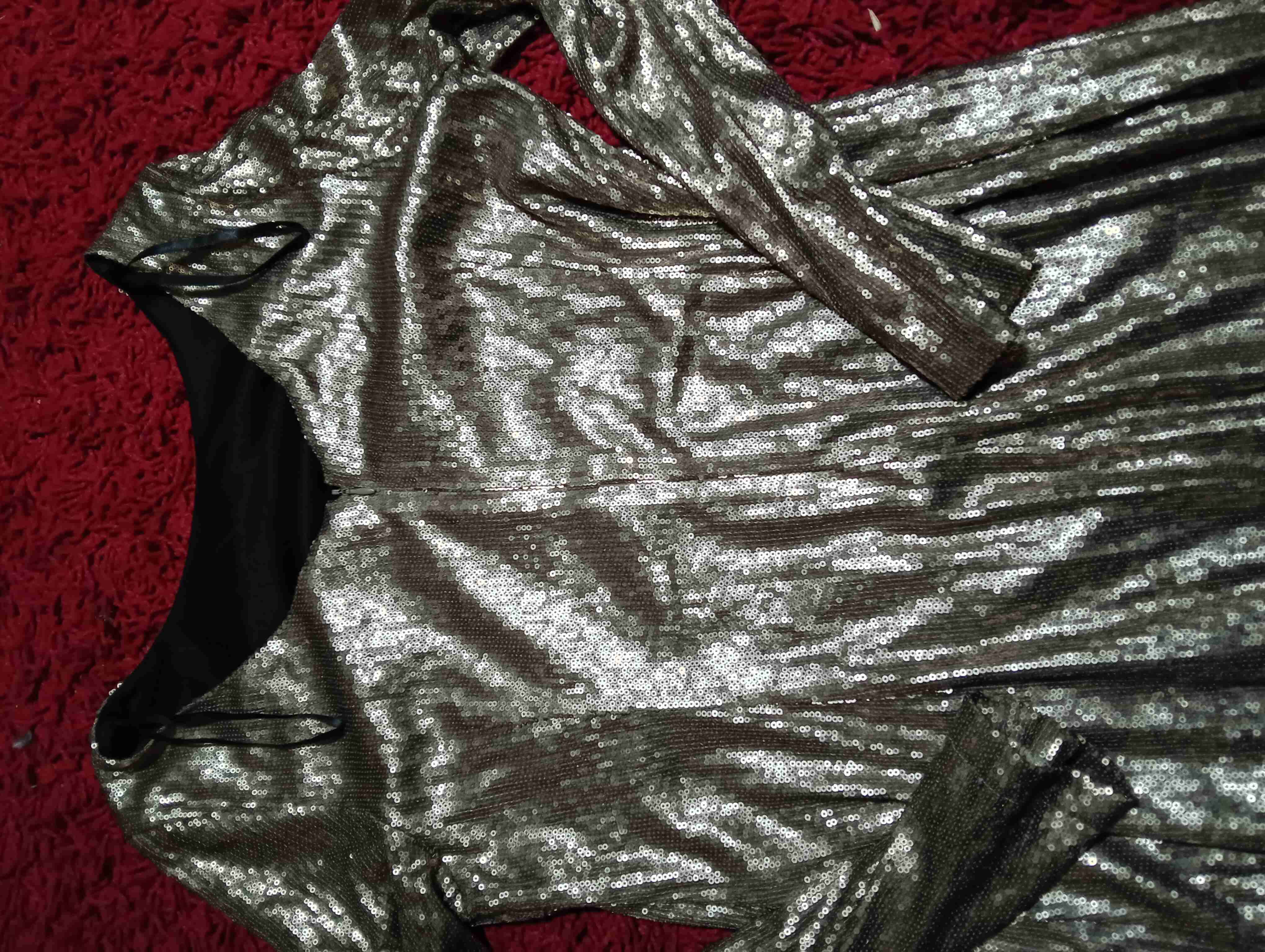 Vestido plateado con lentejuelas - miniatura 2