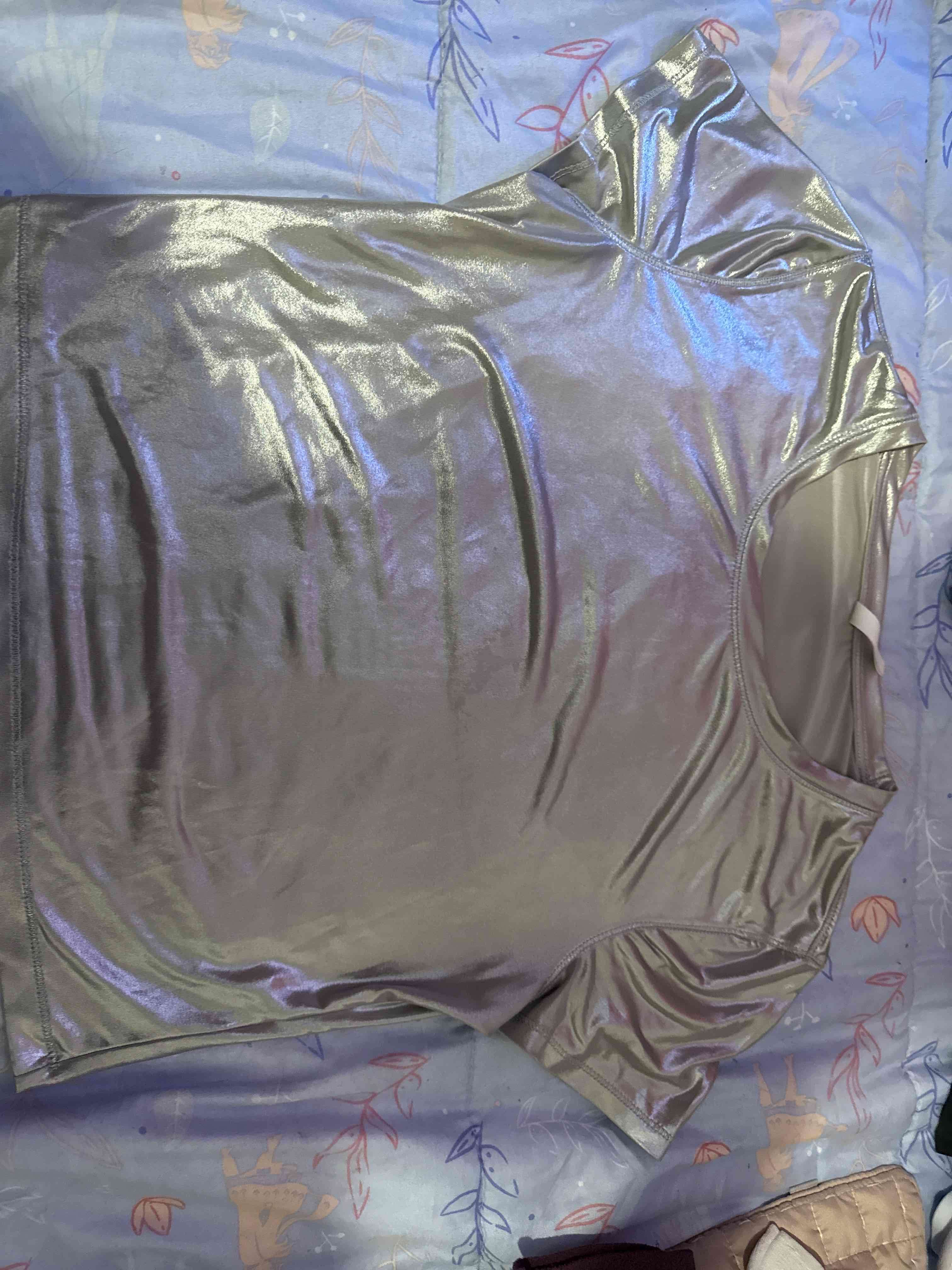 Polera metálica plateada