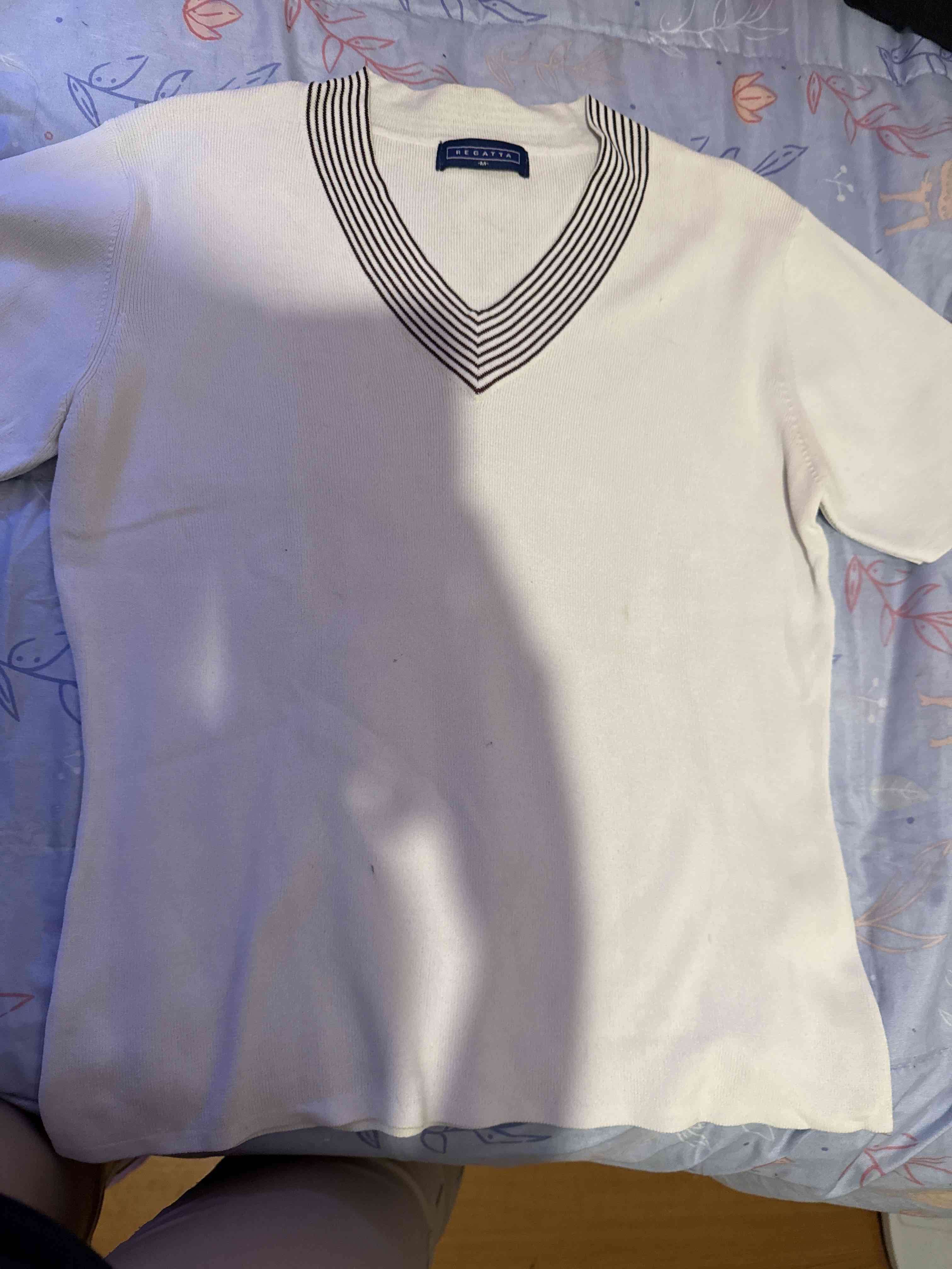 Polera blanca cuello en V