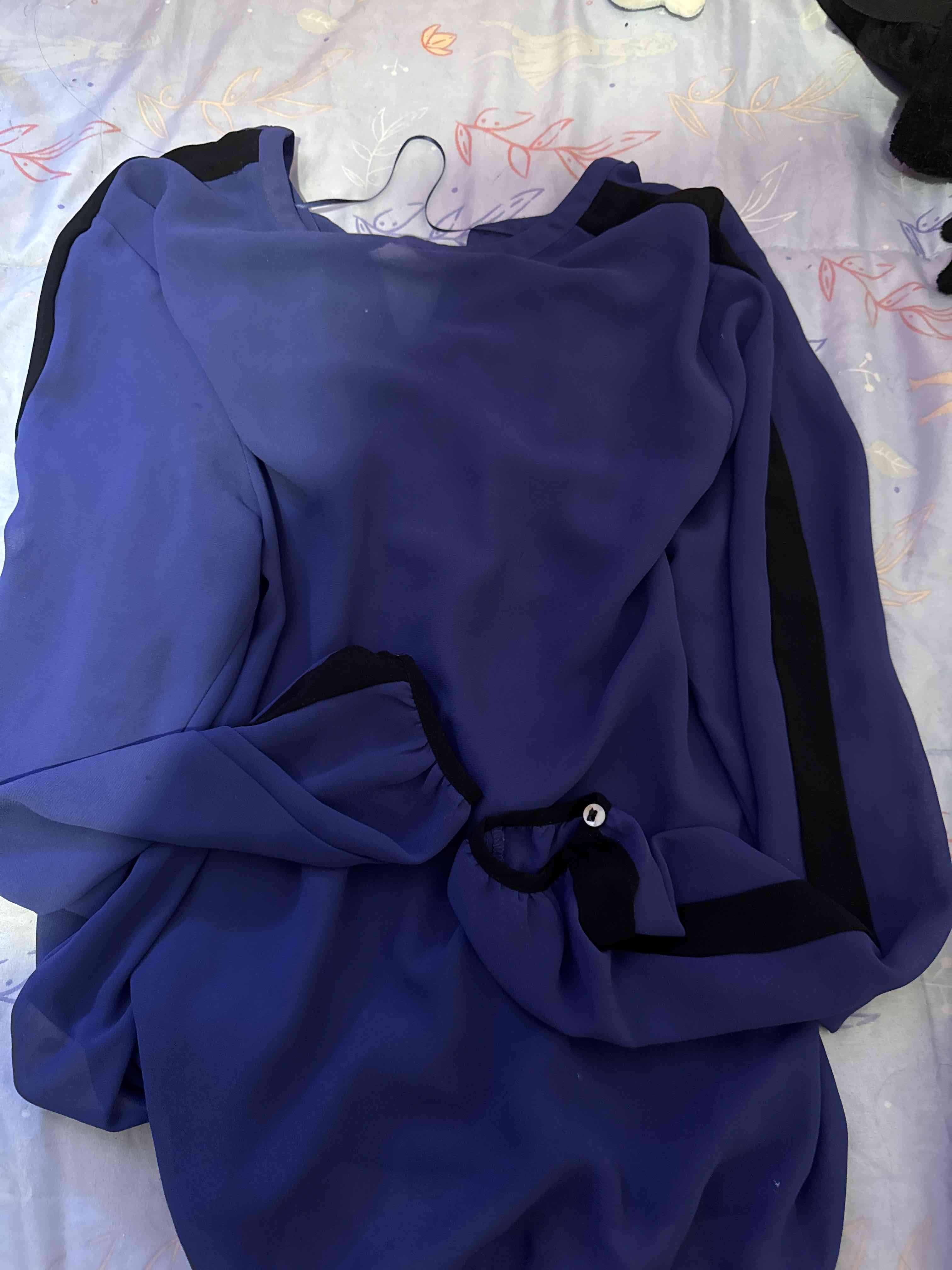 Blusa azul con detalle negro