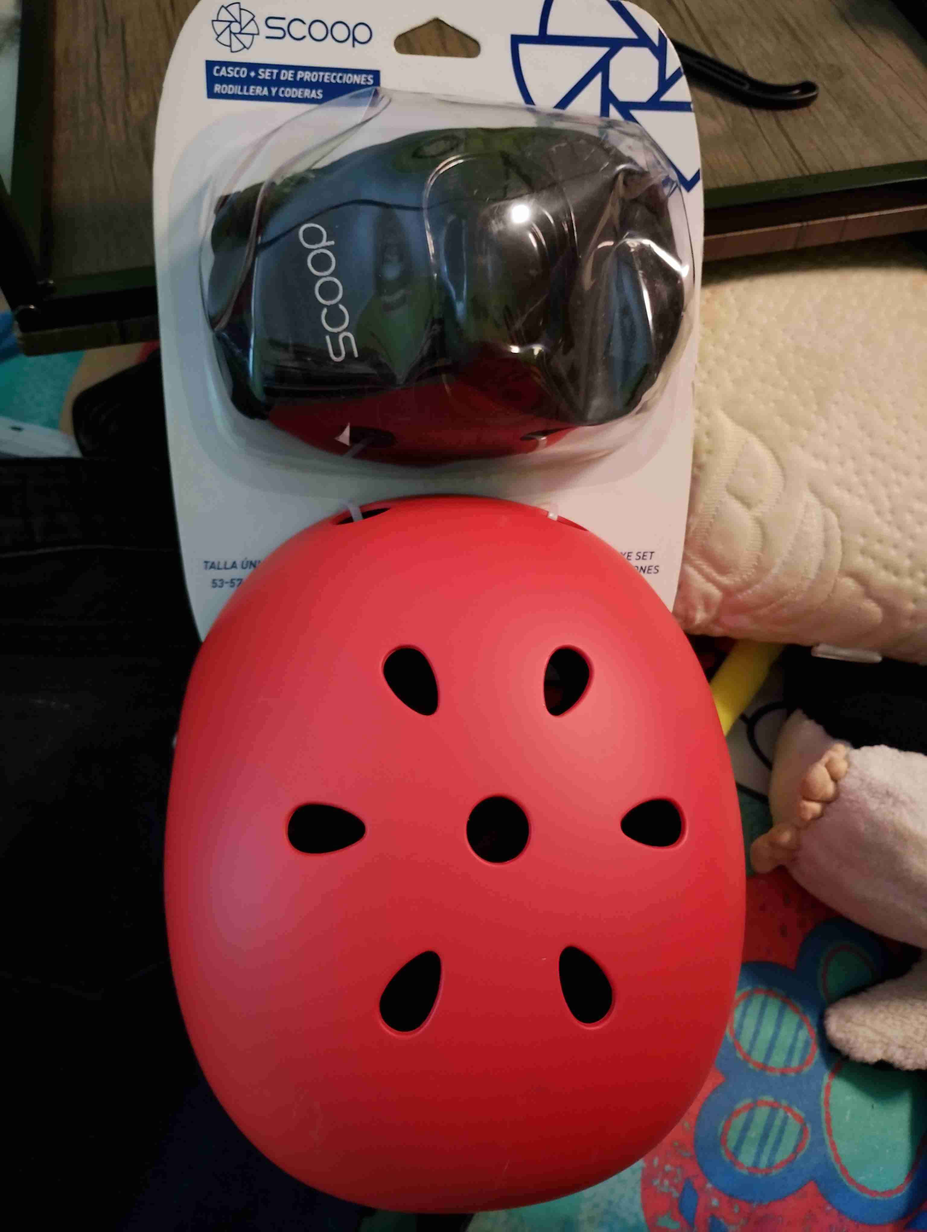 Casco y protecciones Scoop rojas