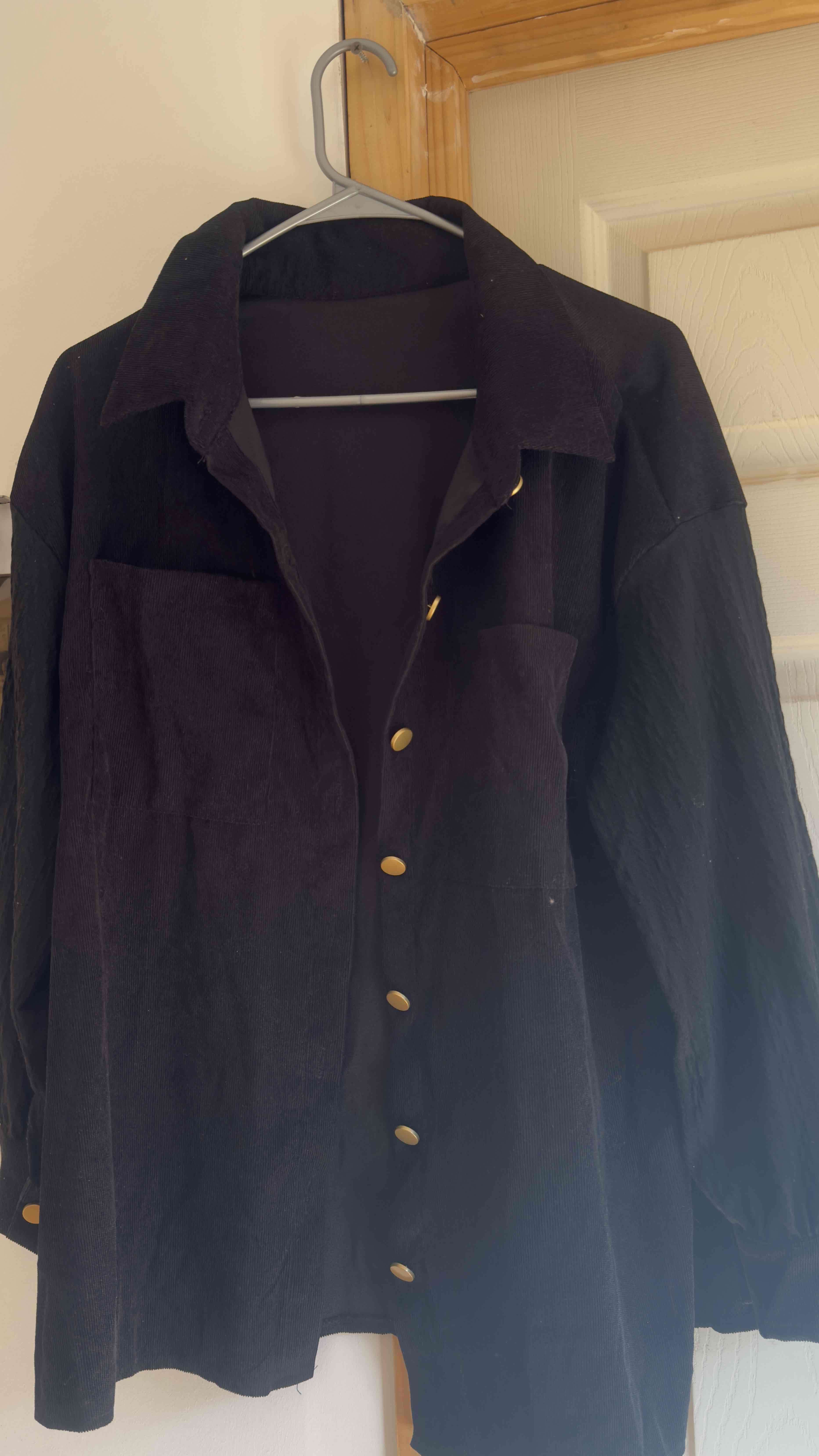 Chaqueta negra con botones dorados