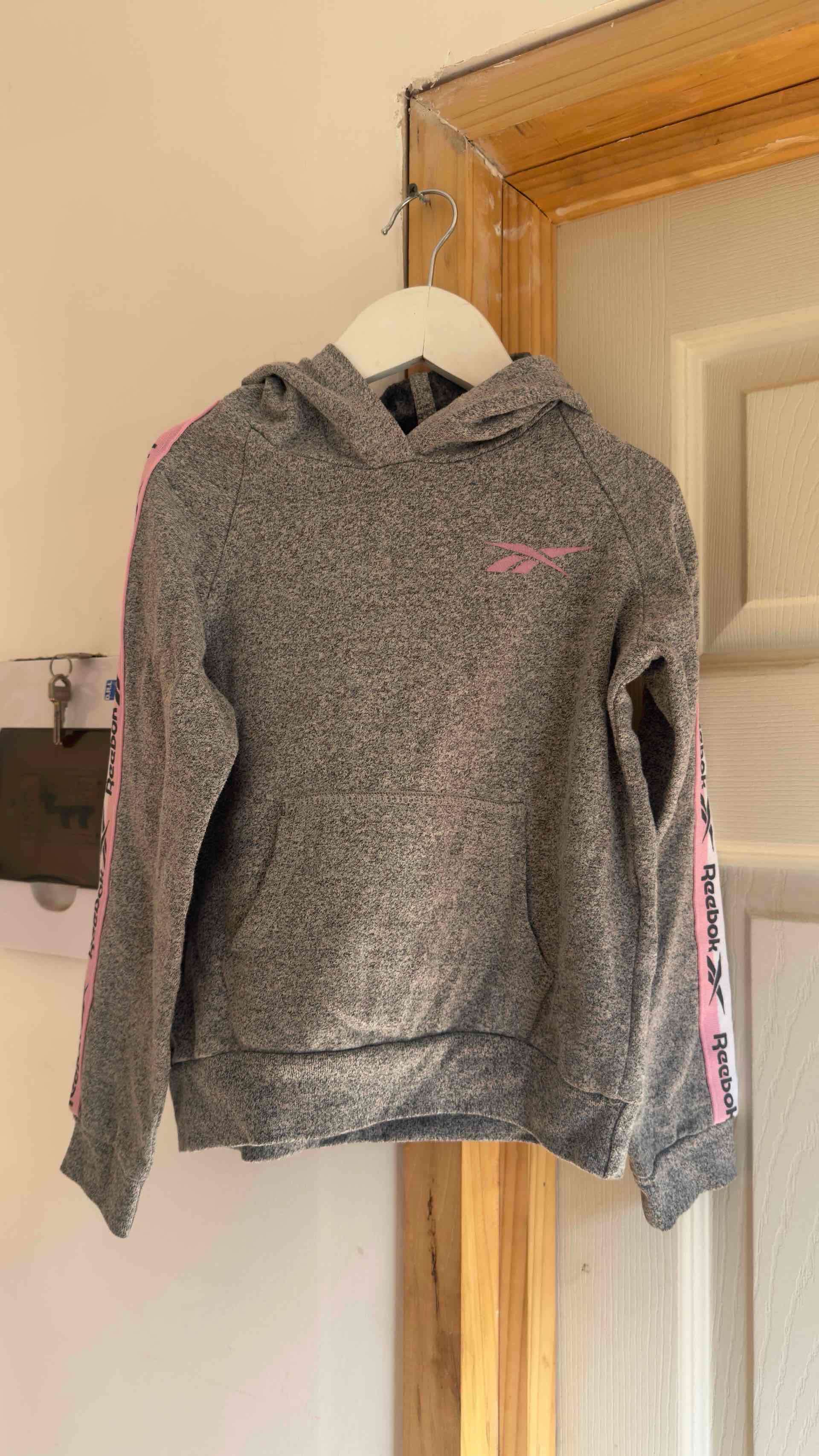 Polerón gris Reebok con capucha