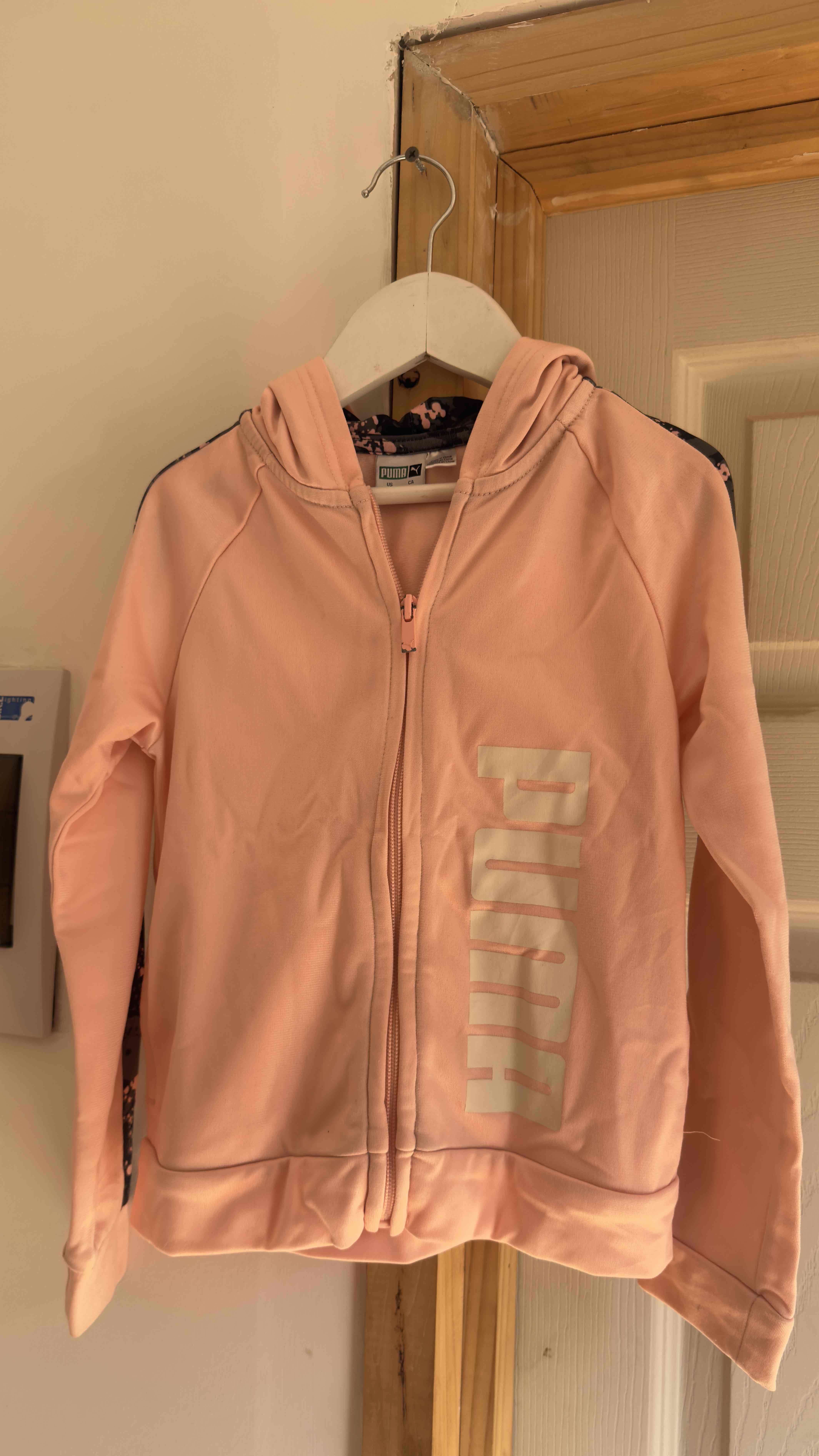 Polerón rosado con capucha