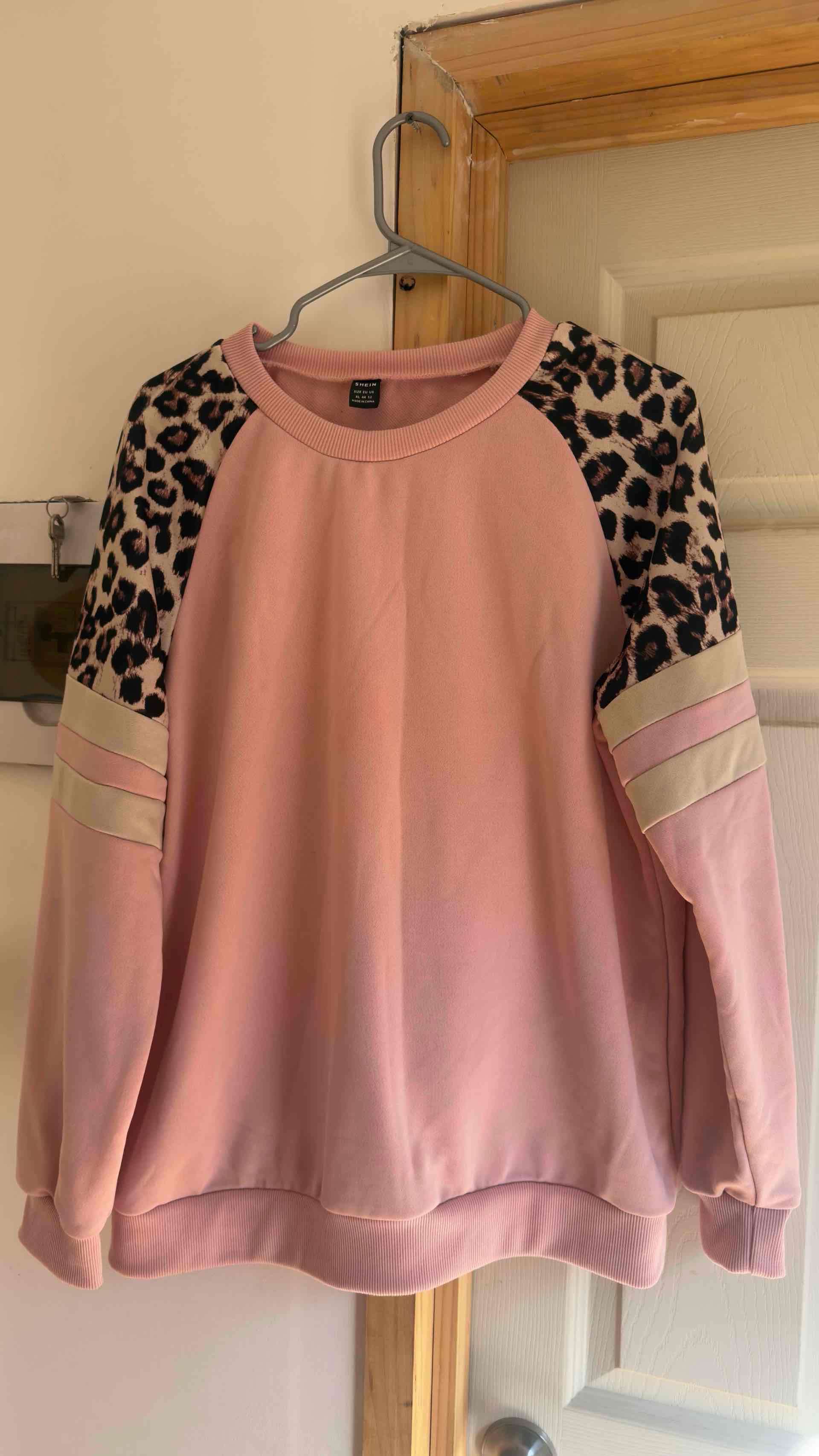 Polerón rosa con detalles de leopardo