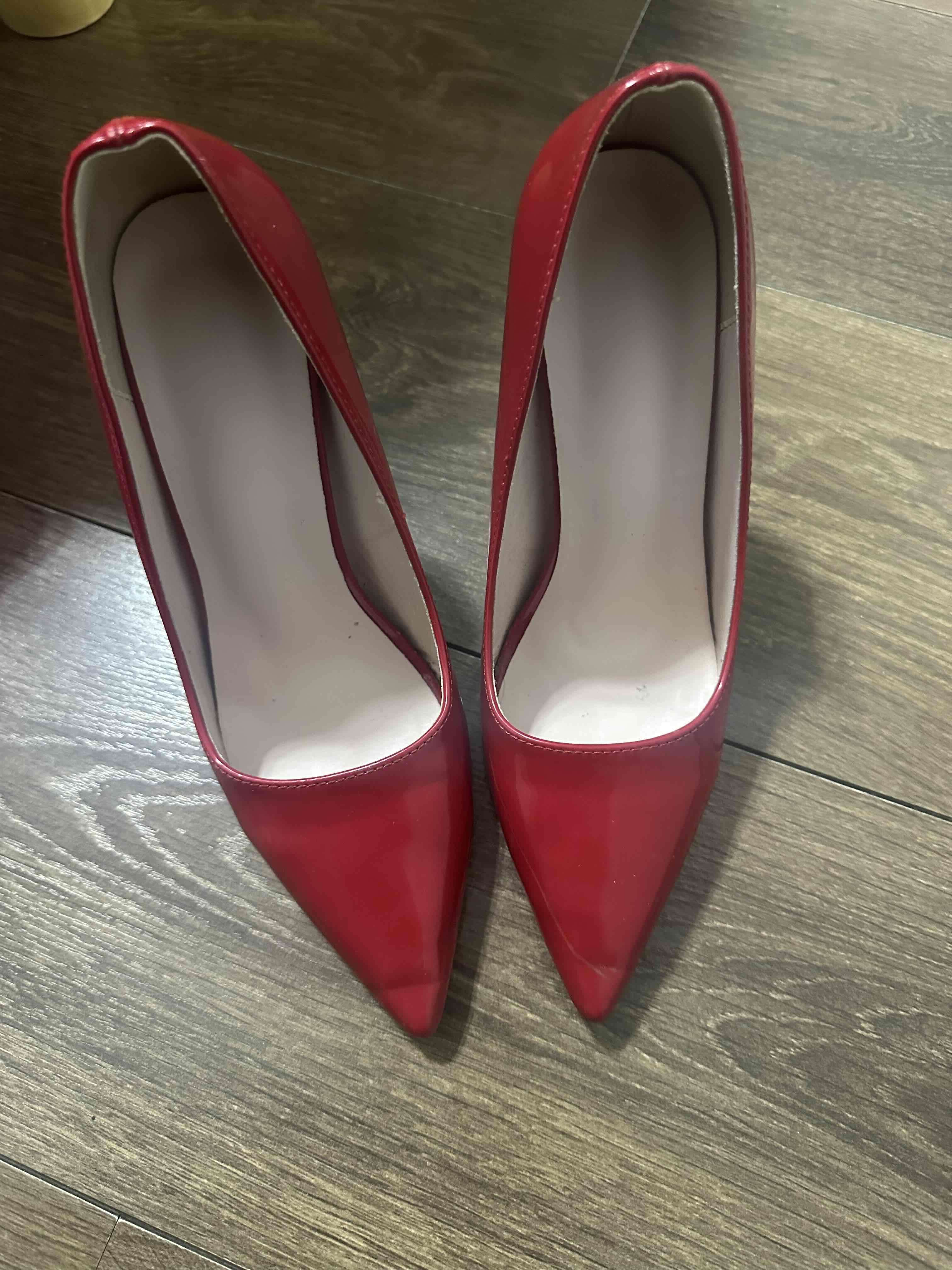 Tacones rojos elegantes