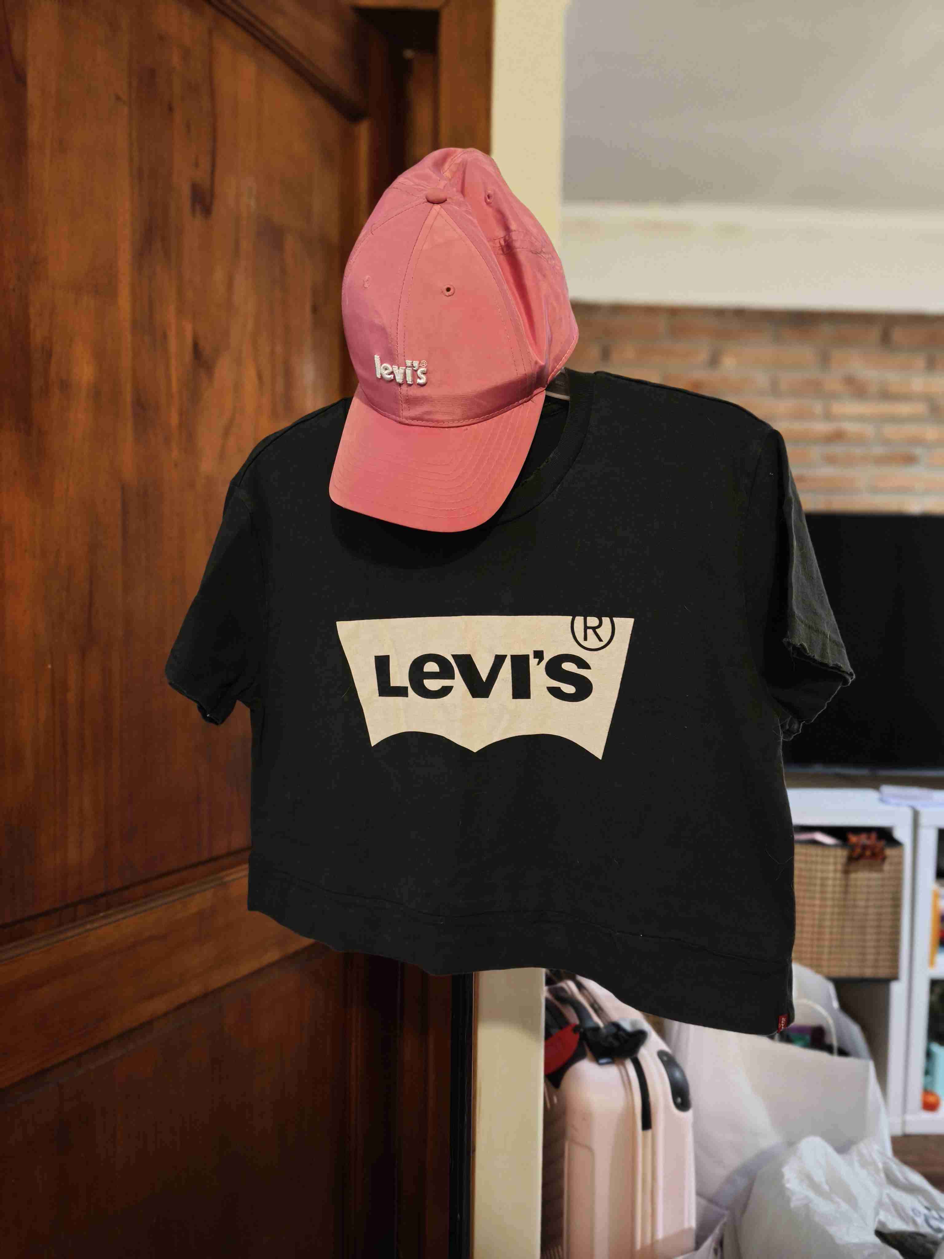 Polera y gorra Levi's