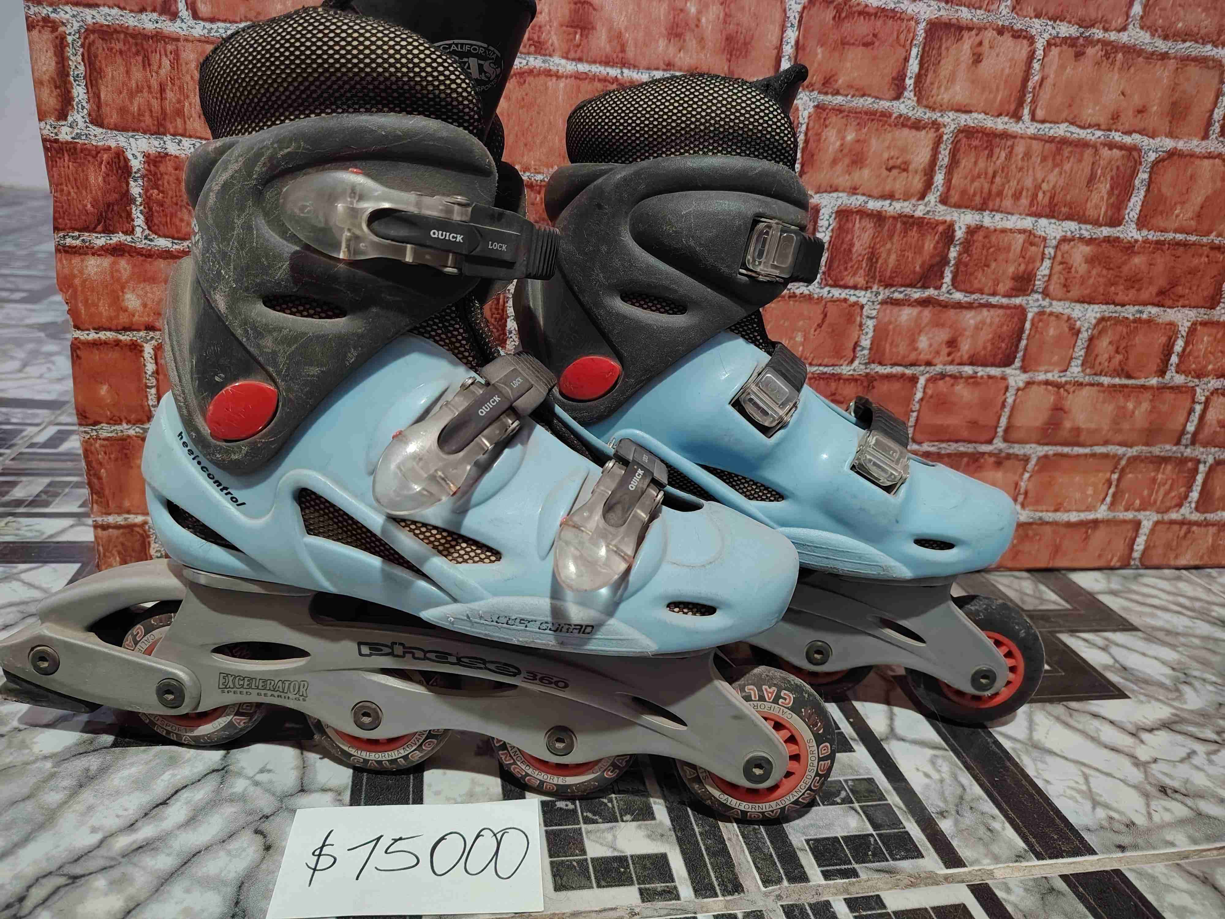 Patines en línea celeste con negro