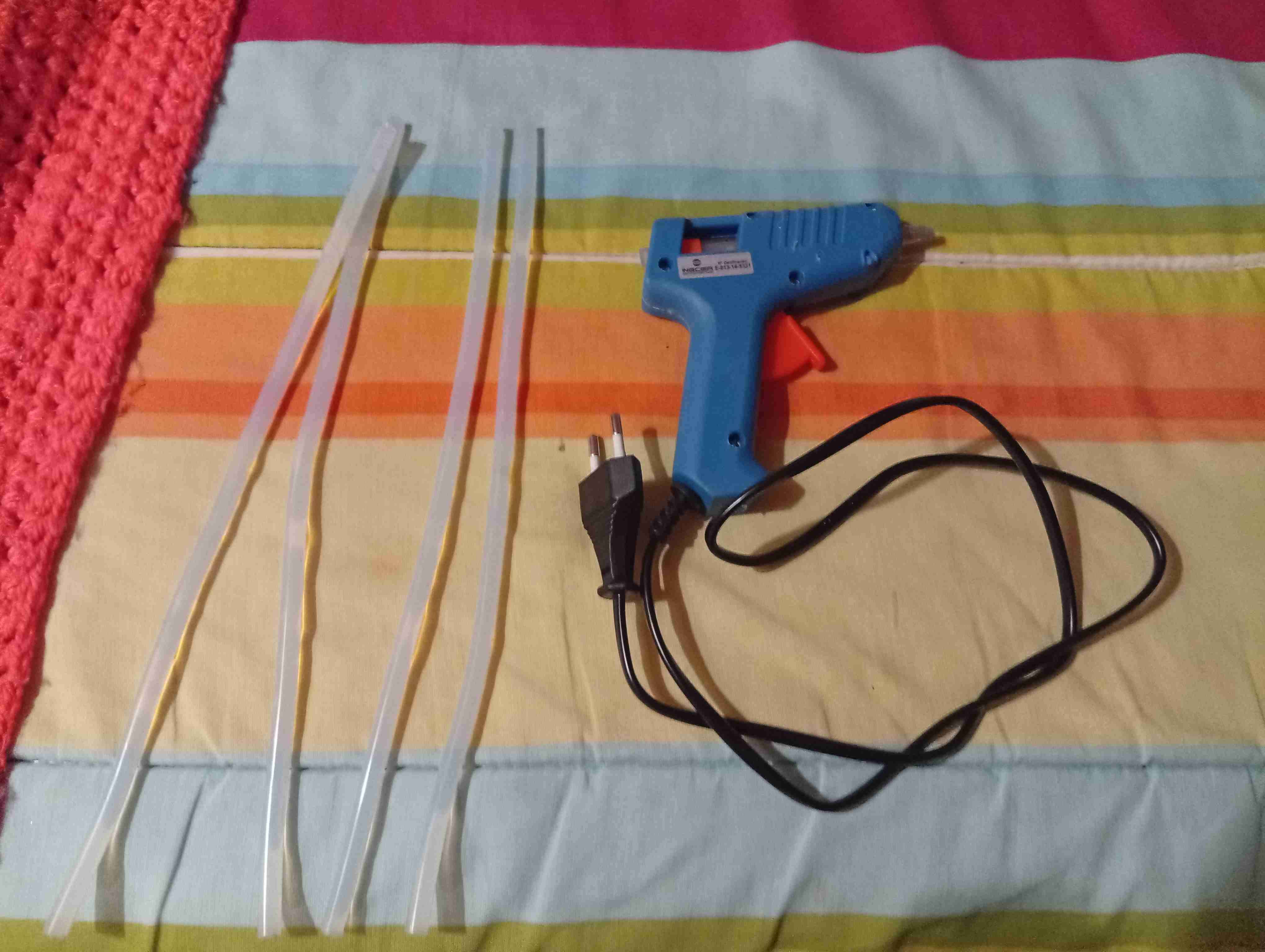 Pistola de silicona azul con barras