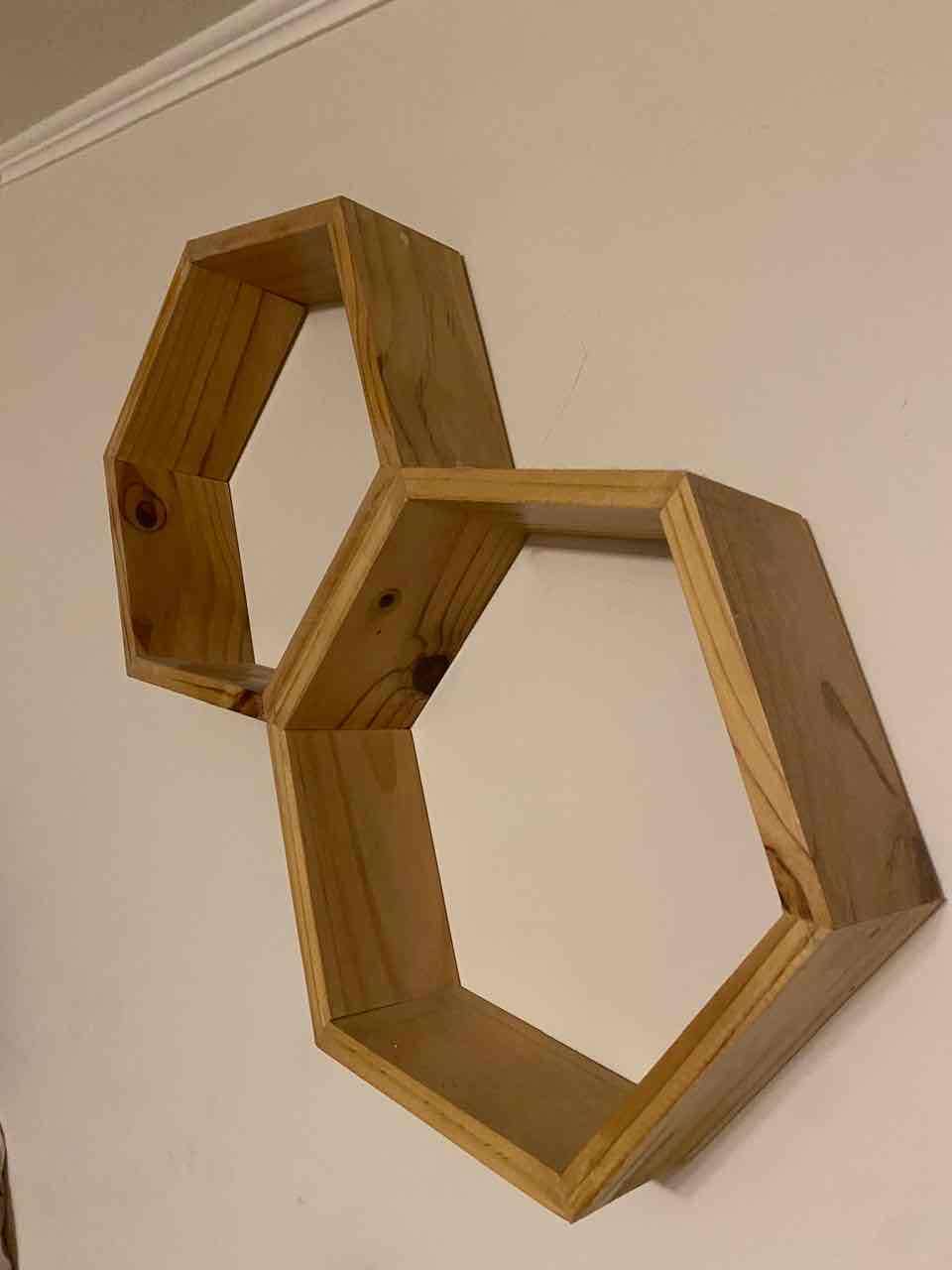 Estante hexagonal de madera